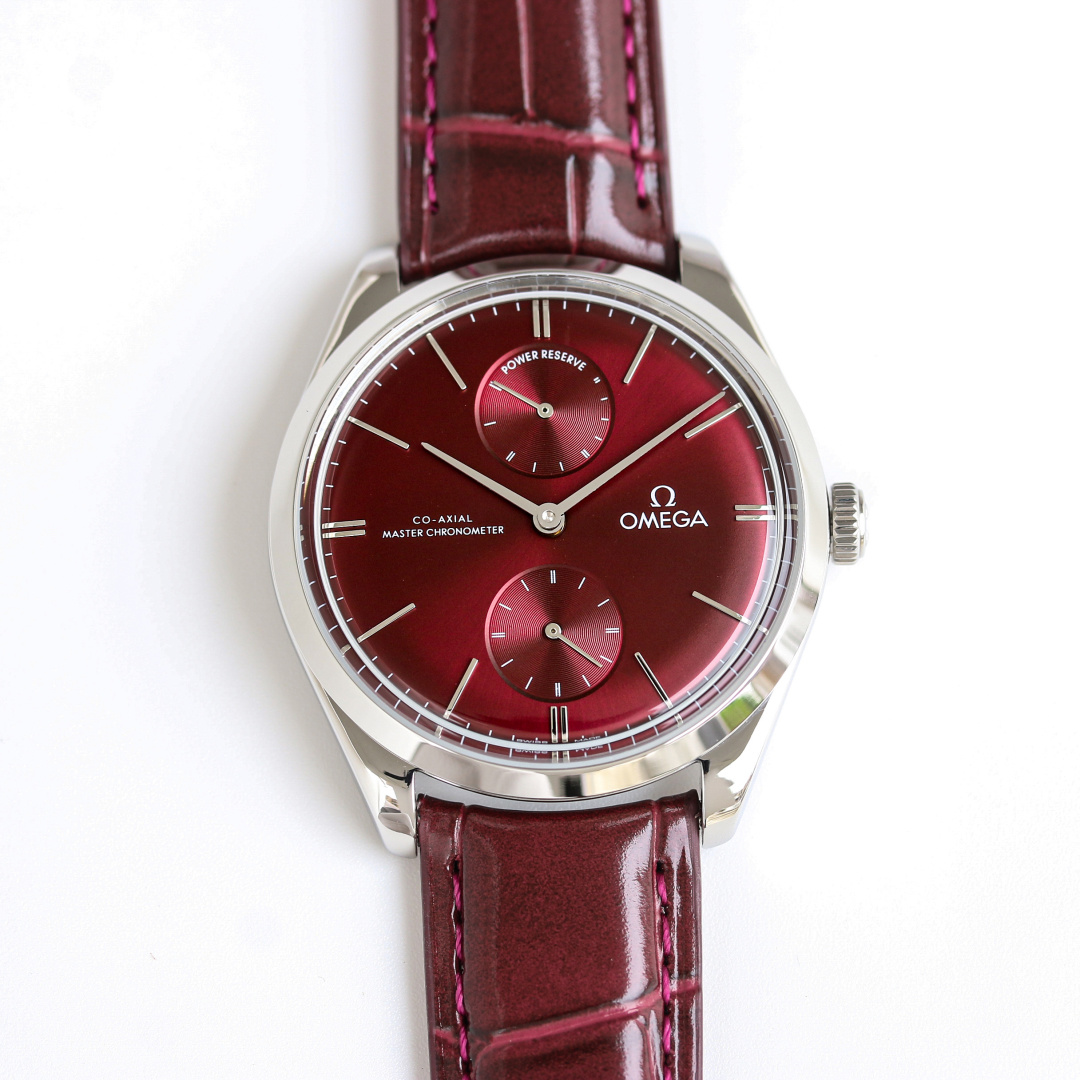 NO:150644,Golden Rose Diamond launched OMEGA Dishfei Mingdian Little Three-needle Series Manual Machinery Butterfly Fly Series Watch Master Chronometer, with a watch diameter of 40m, purchased the original mold opening, and took 18 months. The overall case is made of original stainless steel, synchronized with original polishing technology. The sapphire pot cover mirror is more classy. The arched dial has been processed with dark blue PVD, presenting the polishing effect of sun rays, and can be used with the original. In particular, the buckle logo is carved one by one by one by the fine engraving machine, which is full of three-dimensionality, and it is truly perfect. The only original mold opening belt in the market, the logo is also exquisitely carved. It is equipped with the Omega 8926 Master Chronometer movement, through the wear-resistant sapphire glass back, the movement is beautiful and clear. Two-needle semi-mechanical watch,,,,,19860909金玫钻  重磅推出 OMEGA  欧米茄 碟飞名典小三针系列手动机械 蝶飞系列 腕表 至臻天文台,表径 40m,购入原版开模,历时18个月,整体表壳采用原装精钢材质打造,同步原装打磨技术.采用蓝宝石锅盖镜面更显档次 拱形表盘经过深蓝色PVD处理,呈现出太阳射线的打磨效果, 均可跟原装通用,尤其扣面标志是精雕机一个个雕刻出来,立体感十足,真正做到了完美. 市场唯一原装开模皮带 表扣.标志同样是精雕出来的. 内部搭载欧米茄8926至臻天文台机芯,透过耐磨损蓝宝石玻璃表背,机芯的运转美态清晰两针半机械腕表,,,omega,Watch