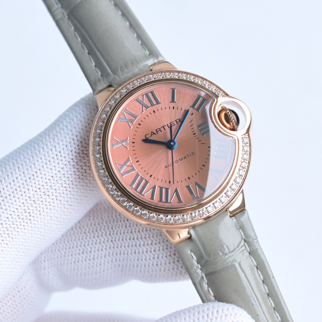 NO:383482,Produced by JBL JBL 18k gold bag spot exclusive channel goods, Cartier Blue Balloon Series 28mm 33mm 36mm RW1 3 sizes available W6920097 women's watch, original imported movement, fully automatic mechanical movement, (18k gold bag) sapphire mirror, sunlight ray pattern effect dial, sword-shaped blue steel pointer; equipped with original glossy burgundy alligator leather strap, paired with rose gold luster, more beautiful and tall and elegant, dial size 33mm, not too small, specially designed for your favorite atmospheric style, there is a counter comparison that supports gifts, the first choice is to package the highest version on the market to give gifts, free warranty for non-human damage.  Compared with mechanical watches, quartz is more intrinsic and more connotative. There are still many people who like mechanical models. This is the difference between practical and artwork. Whether it is quartz watches or smart watches, they are all practical products. Although these watches produced through mechanized production or modern assembly lines are called watches, artworks and practical products are actually 'clearly different' or even 'a world of difference'. I have sold a lot of quartz blue balloons. I believe everyone knows the quality of our family. You don't have any pressure to take them out of the counter. Even if you go to the counter to adjust the length of the strap, the teller who looks at the counter for a long time can't see the difference, so you put a hundred and twenty hearts on it when wearing them out!  There are also some precautions for mechanical watches. This self-winding watch belongs to Cartier. Its energy comes from the movement of the wearer's arm, so it does not require manual winding under normal wear. Only when the wearer's exercise is not enough to replenish enough energy for the clockwork, manual debugging may be required. This is also a place where many people don't understand mechanical watches and always feel that there is something wrong with the watch. In addition, in order to prevent moisture from penetrateing the case and maintaining the waterproof performance of the mechanical watch, please make sure that the crown is locked after debugging the watch. Another common sense is that the waterproof meter is only waterproof for daily life, and hot water is sometimes unpreventable. You can check the relevant knowledge. The best luxury recommendation for gifts, please be sure to determine the exclusive quality of JBL, cartier, cartier, crocodile skin19860909JBL 出品  JBL 18k包金现货 独家渠道货,卡地亚 Cartier 蓝气球系列28mm 33mm 36mm RW1 3个尺寸可选 W6920097女款手表,原装进口机芯,全自动机械机芯,（18k包金）蓝宝石镜面,阳光射线纹饰效果表盘,剑形蓝钢指针；搭载原装亮面酒红色鳄鱼皮表带,搭配玫瑰金的光泽更有靓丽高大上气质,表盘尺寸33mm,不大不小的尺寸,专门为你喜欢大气的风格而设计,有一说一不来虚的支持专柜对比,送礼首选,配市面最高版本包装送礼体面,非人为损坏免费保修. 石英对比机械表而言还是“机械表”更有内在美更富有内涵,还是有很多人喜欢机械款,这是实用品和艺术品的差别,而石英表也好,智能腕表也好,说白了都是实用品,经过机械化大生产或现代化流水线生产出的这些腕表虽然都称其为表,但是艺术品和实用品实际上是'泾渭分明”,甚至'天壤之别”. 卖了很多石英款蓝气球,相信大家都知道咱家的品质,你带出去进出专柜你是没有任何压力的,甚至你去专柜调整个表带长短,长期看专柜货的柜员也看不出区别,所以你戴出去放一百二十个心！ 还有一些机械表注意事项 这款属于卡地亚的自动上弦手表,其能量来源于佩戴者手臂的运动,故正常佩戴情况下不需手动上弦,只有因佩戴者运动量不足以给发条补充足够能量的时候,可能需要手动调试,这也是很多不懂机械表容易误解的地方,总觉得表有问题.另外为防止湿气渗入表壳和保持机械表的防水性能,请调试完手表一定确保表冠已经锁紧.还有一个常识就是防水表也只是日常防水,热水有时也是防不了的,这一点你们可以查询一下相关知识 送礼最佳奢华推荐请认准JBL独家品质,,cartier,cartier,crocodile skin,Watch