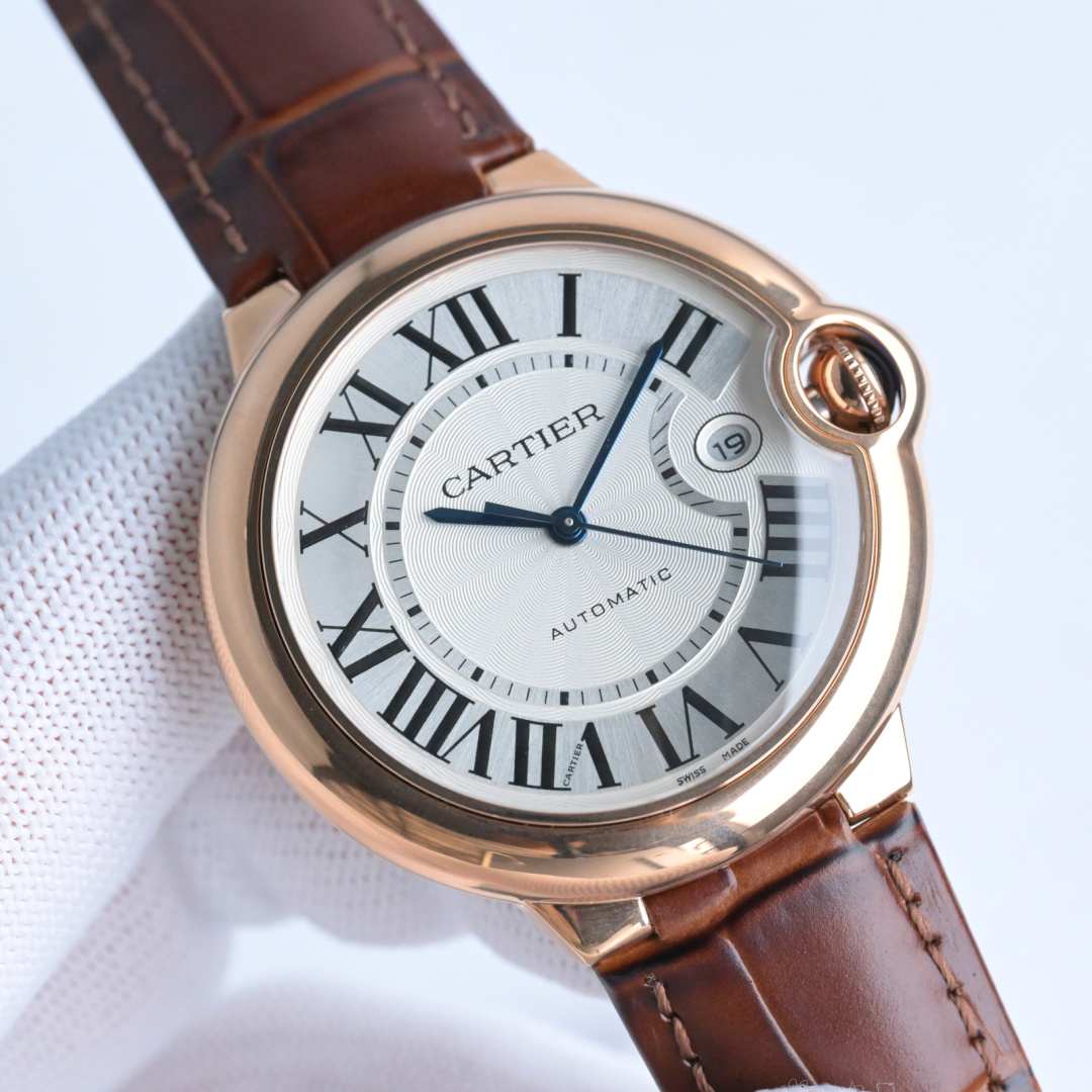 NO:383489,Produced by JBL JBL (Carjia 18k gold watch) Cartier CARTIER RW1 Blue Balloon Series Men's 42mm mechanical arrival, crocodile leather strap…18k gold bag  Although mechanical watches are high-end compared to quartz watches, many people do not know much about mechanical watches, so there may be many more problems compared to quartz models due to operation or common sense issues. The profit is not as high as quartz watches, and they are thankless models. But there are still many people who like mechanical models. This is the difference between practical and artworks. Whether it is quartz watches or smart watches, they are all practical products. Although these watches produced through mechanized production or modern assembly lines are called watches, artworks and practical products are actually 'clearly different' or even 'world-sized'. I have sold a lot of quartz blue balloons. I believe everyone knows the quality of our family. You don't have any pressure to take them out to and from the counter. Even if you go to the counter to adjust the length of the strap, the teller who looks at the counter for a long time can't see the difference, so you put it on one hundred and twenty hearts!  Please check some precautions for mechanical watches. This automatic winding watch belonging to Cartier. Its energy comes from the movement of the wearer's arm. Therefore, it does not require manual winding under normal wear. Only when the wearer's exercise is not enough to replenish enough energy for the clockwork, manual debugging may be required. This is also a place where many things that are easy to misunderstand when mechanical watches are not understood, and they always feel that there is something wrong with the watch. In addition, in order to prevent moisture from penetrateing the case and maintaining the waterproof performance of the mechanical watch, please make sure that the crown is locked after debugging the watch. Another common sense is that the waterproof meter is only waterproof for daily use, and hot water is sometimes unpreventable. You can check the relevant knowledge of this!  The best luxury recommendation for gifts, please identify JBL exclusive quality, cartier, cartier, crocodile skin19860909JBL 出品  JBL（卡家18k金表）卡地亚 CARTIER RW1 蓝气球系列 男款42mm机械到货,鳄鱼皮表带…18k包金 机械表相比石英表虽然高端,但好多人并不是很了解机械表,所以可能因操作或常识性问题相比石英款会多出很多问题.利润还没石英表高,属于出力不讨好的款.但还是有很多人喜欢机械款,这是实用品和艺术品的差别,而石英表也好,智能腕表也好,说白了都是实用品,经过机械化大生产或现代化流水线生产出的这些腕表虽然都称其为表,但是艺术品和实用品实际上是'泾渭分明”,甚至'天壤之别”.卖了很多石英款蓝气球,相信大家都知道咱家的品质,你带出去进出专柜你是没有任何压力的,甚至你去专柜调整个表带长短,长期看专柜货的柜员也看不出区别,所以你戴出去放一百二十个心！ 一些机械表注意事项请你查收 这款属于卡地亚的自动上弦手表,其能量来源于佩戴者手臂的运动,故正常佩戴情况下不需手动上弦,只有因佩戴者运动量不足以给发条补充足够能量的时候,可能需要手动调试,这也是很多不懂机械表容易误解的地方,总觉得表有问题.另外为防止湿气渗入表壳和保持机械表的防水性能,请调试完手表一定确保表冠已经锁紧.还有一个常识就是防水表也只是日常防水,热水有时也是防不了的,这一点你们可以查询一下相关知识！送礼最佳奢华推荐请认准JBL独家品质,,cartier,cartier,crocodile skin,Watch