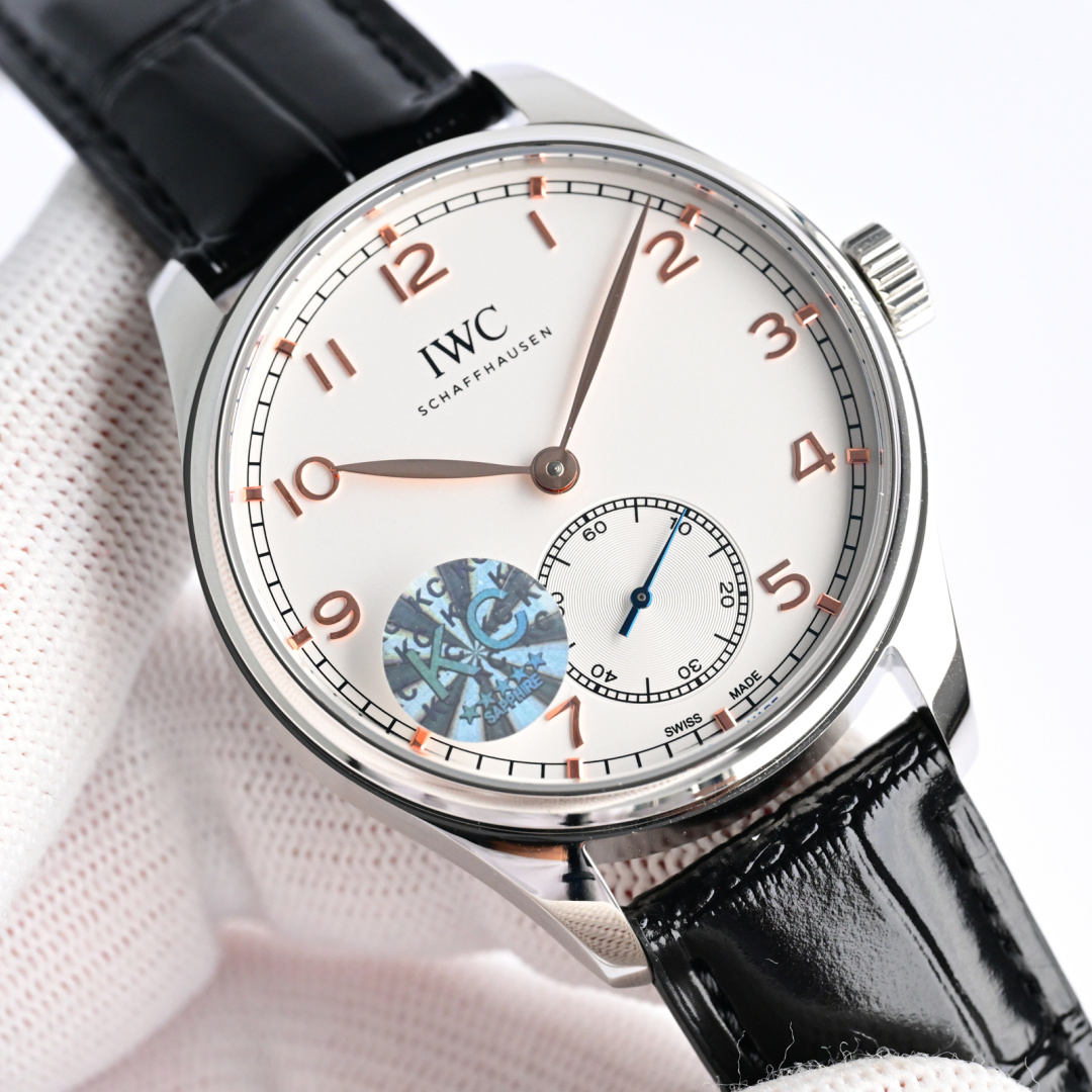 NO:389010,Produced by KC, White Shell, Gold Shell, KC Factory, IWC Portuguese automatic small three-pin series watch!  om7 1 has a diameter of 40.4 mm, and the movement uses a custom machine 82200 automatic machinery. 2. The vivid bezel polished, the lug polished, the waterproof depth is 50m, and the overall formal wear route!  3. The dial is literal and the pointer willow leaf needle, three-dimensional Arabic numerals, track scale. Concise and easy to read. The small second dial has record patterns decoration. The small second dial is 6 o'clock and the center hour and minute hand distance is the same as the official website!  KC Factory's latest masterpiece welcomes all watch friends to appreciate it!  The best luxury recommendation for gifts, please be sure of KC exclusive quality, iwc19860909KC 出品 白壳 金壳  KC Factory 万国 IWC 葡萄牙自动小三针系列腕表！om7 1表径40.4毫米,机芯采用定制机82200自动机械. 2惟妙惟肖的表圈抛光,表耳抛光,防水深度50m,整体是正装路线！ 3表盘字面和指针柳叶针、立体阿拉伯数字、轨道刻度.简明、易读 小秒盘上有唱片纹装饰,6点位小秒盘而中心时分针距离而官网一致！ KC Factory最新力作 欢迎各路表友品鉴！送礼最佳奢华推荐请认准KC独家品质,,iwc,Watch
