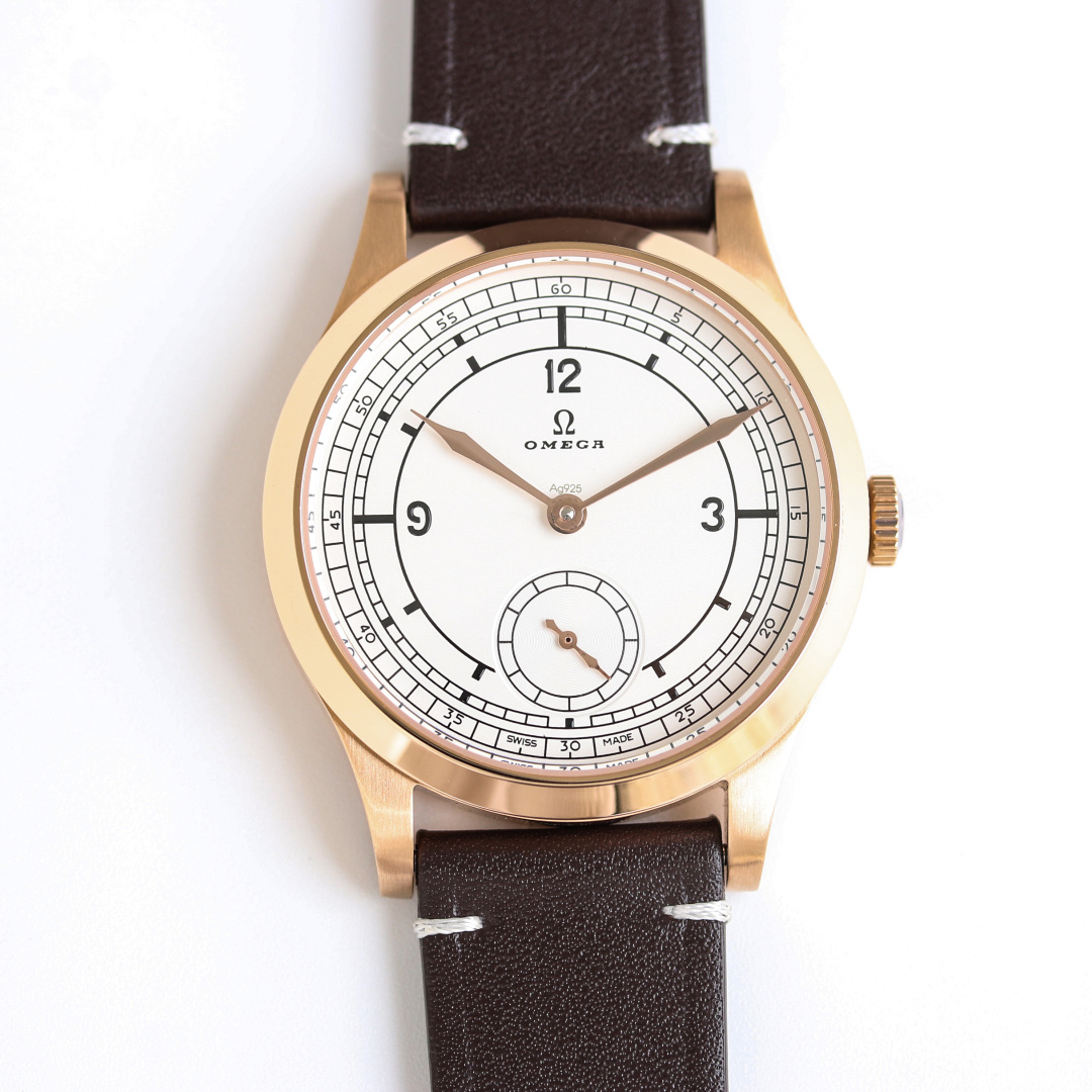 NO:394546,Produced by TW, white shell and gold shell answer TW Factory launched OMEGA PN1 Observatory series, two and a half needles, special series, small three-needle manual mechanical watch, the ultimate chronometer watch diameter is 39 mm. The original mold opening case is made of bronze and gold, and the original polishing technology is synchronized. The sapphire mirror is more classy. The center of the dial is decorated with Paris stud texture, showing French elegance. The Omega brand logo adopts a dark gray retro style, and the minute circle and the 6-point small second dial track circle are processed by a more delicate ring drawing process, exquisite and luxurious. In particular, the buckle logo is carved one by one by one by the fine engraving machine, which is full of three-dimensionality, and it is truly perfect. The only original mold opening belt buckle in the market. The logo is also exquisitely carved.  The internal is equipped with the Omega 8926 Master Chronometer movement, the double barrel provides up to 72 hours of power, the free-knot design is combined with a coaxial escapement system, and a silicon hairspring, which is accurate, reliable and anti-magnetic. The movement is polished with exquisite Arabic Geneva pattern. The operation of the movement is clearly visible. Welcome to watch friends to appreciate it. Please refer to the best luxury recommendation for gifts, omega19860909TW 出品 白壳透底 金壳谜底  TW Factory 重磅推出 OMEGA 欧米茄 PN1 天文台系列 两针半 特别系列小三针手动机械 腕表 至臻天文台表径 39毫米,购入原版开模整体表壳采用青铜金材质打造打造,同步原装打磨技术.采用蓝宝石镜面更显档次 腕表表盘中央饰有巴黎饰钉纹理,尽显法式优雅,欧米茄品牌标识采用深灰色的复古风格,分钟圈和6点位的小秒盘轨道圈经更加细腻的环形拉丝工艺处理,精致奢华.尤其扣面标志是精雕机一个个雕刻出来,立体感十足,真正做到了完美 市场唯一原装开模皮带 表扣.标志同样是精雕出来的. 内部搭载欧米茄8926至臻天文台机芯,双发条盒提供长达72小时动力,无卡度设计搭配同轴擒纵系统,以及硅游丝,精准可靠又防磁.机芯打磨有精美的阿拉伯风格日内瓦纹.机芯的运转美态清晰可见.欢迎广大表友品鉴.送礼最佳奢华推荐请认准TW独家品质,,omega,Watch