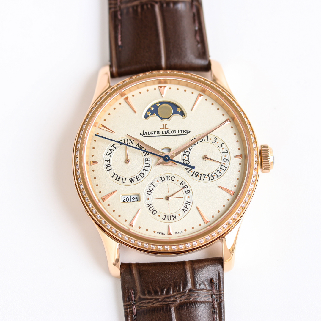 NO:394548,V9 Produced by White Shell Gold Shell Diamond 50 V9 Factory Jaeger-LeCoultre JL Master Series Perpetual Calendar D05 Another time in the reproduction world, the 'Perpetual Calendar', one of the three complex functions of famous watches, was successfully developed!  V9 Jaeger-LeCoultre Perpetual Calendar Automatic Mechanical Watch (official models: white surface 130842J, black surface 1308470, gold surface 1302520, gray surface 130354J), Stephen in the film 'Doctor Strange'.  The same watch as Stephen Strange. The V9 factory has realized all the functions of the original movement without changing the original 39mm diameter. The functions are as follows: 1. Perpetual calendar - the 8 o'clock perpetual calendar year is operated normally (2017-, the year module can be replaced for free). Like the original, it can be adjusted through the hidden button in the case, and it is better than the original reversible adjustment (the original year is irreversible, and after adjustment, it will have to be repaired at your own expense); 2. Sun, Moon and Star (Almanac) - the date (3 o'clock), month (6 o'clock), and week (9 o'clock) are all driven normally, and can be adjusted manually (the date is adjusted by pulling out the second gear, the month is adjusted by 8 o'clock hidden button, and the week can be driven by adjusting the pointer);  3. Warning window - A fan-shaped window located above the needle shaft in the center of the dial. The year can be adjusted manually when displayed in white. When displayed in blue, it is a restricted period. It is best not to adjust the year in this area to avoid destroying the life of the movement. The same is true for the original; 4. Moon phase disc - the moon phase window at 12 o'clock runs for 24 hours a week 5. Hour and Minutes - run and adjust the same as conventional watches. Reasons for purchase 1. Complete functions include perpetual calendars, annual calendars, etc., all functions are complete, high grade, high playability, and strong ornamentality. The movement is short of many; 2. The literal is very similar to the literal face. Thanks to the benefits of the original mold opening, the product 98 is close to the original literal font, font distribution and dial color, and it is difficult to distinguish without looking at the movement; 3. The size is practical, 39mm diameter can be commercial or casual, and the formal and casual wear is versatile;  4. Toffee pointer Toffee sword pointer is the logo pointer of Jaeger-LeCoultre brand (half sandblasted and half polished), an ordinary pointer for non-small factory products; 5. The public price is not high-level original product for sale is basically steel model, with a discount of about 10W (second-hand 8W). Currently, the most cost-effective model among the complex functional models of first-line brands is one of the most cost-effective, and most people can control it. (Warm reminder that the full calendar/alone calendar is not equal to the perpetual calendar. The full calendar/alone calendar only displays the 'day, star and moon', and the perpetual calendar can directly display the year). BUG 1. The thickness of the original is 9.2mm, and the V9 is 11.5mm, which is slightly thicker than the original, which is not easy to detect with the naked eye and does not affect the use of the use; 2. There is a difference in the movement structure and the difference in the basic movement. There are advantages and disadvantages. The movement is not similar to the movement, and the advantage is that the year adjustment is better than the original (V9 can be adjusted circulatingly, and the original is irreversible);  3. The original moon phase movement is 30 days a week, and the V9 is 24 hours. The additional functions do not affect the appearance and use. The best luxury recommendation for gifts, please be sure of the exclusive quality of V9, jaeger-lecoultre19860909V9 出品 白壳 金壳 钻50 V9 Factory 积家 JL 大师系列 万年历 D05 复刻界的又一历时时刻,名表三大复杂功能之一的“万年历”研发成功！V9积家大师万年历自动机械表（官方型号白面130842J,黑面1308470,金面1302520,灰面130354J）,影片《奇异博士》中史蒂芬．史传奇（Stephen Strange）同款腕表.V9工厂在不改变原装39mm直径的情况下实现了原装机芯所有的功能. 功能如下 1、万年历——8点位置万年历年份正常运行（2017-,可免费返厂更换年份模块）,和原装一样可通过表壳隐藏按钮调整,且优于原装可逆调（原装的年份是不可逆的,调过了就要自费维修）； 2、日月星（年历）——日期（3点位）、月份（6点位）、星期（9点位）均正常传动运行,且可以手动调整（日期通过拔出第二档双向调整、月份通过8点位隐藏按钮调整、星期可通过调整指针带动）； 3、警示窗——位于表盘中央的针轴上方的一个扇形窗口,显示为白色时可手动调整年份,显示为蓝色时为禁区时间段,这个区域最好不要调年份,以免破坏机芯的寿命,原装也是如此； 4、月相盘——12点位置月相窗24小时运行一周 5、时分秒——同常规手表运行和调整. 购买理由 1、功能齐全含万年历、年历等所有功能齐全,档次高、可玩性高、观赏性极强,机芯紧缺不可多得； 2、字面极像字面就是脸面,得益于原装开模的好处,产品98接近原装字面的字盘、字体分布和表盘成色,不看机芯是很难分辨的； 3、尺寸实用39mm的直径可以商务亦可休闲,正装休闲装都百搭； 4、太妃指针太妃剑型指针是积家品牌的标志指针（一半喷砂一半抛光）,非小厂货的普通指针； 5、公价不高原装在售基本是钢款,折后10W左右（二手8W左右）,目前一线品牌复杂功能款中性价比最高的一款,没有之一,多数人可驾驭.（温馨提示全历/年历不等于万年历,全历/年历只有“日星月”显示,而万年历可以直接显示年份）. BUG 1、厚度原装为9.2mm,V9出品为11.5mm,比原装略厚一点,肉眼不易察觉,不影响上手效果； 2、机芯结构机芯结构有差距,基础机芯的不同所致,有利有弊弊在机芯相似度不高,利在优于原装的年份调整（V9可循环调整,原装不可逆）； 3、月相原装月相运动一周是30天,V9是24小时,附加功能不影响外观和使用.送礼最佳奢华推荐请认准V9独家品质,,jaeger-lecoultre,Watch