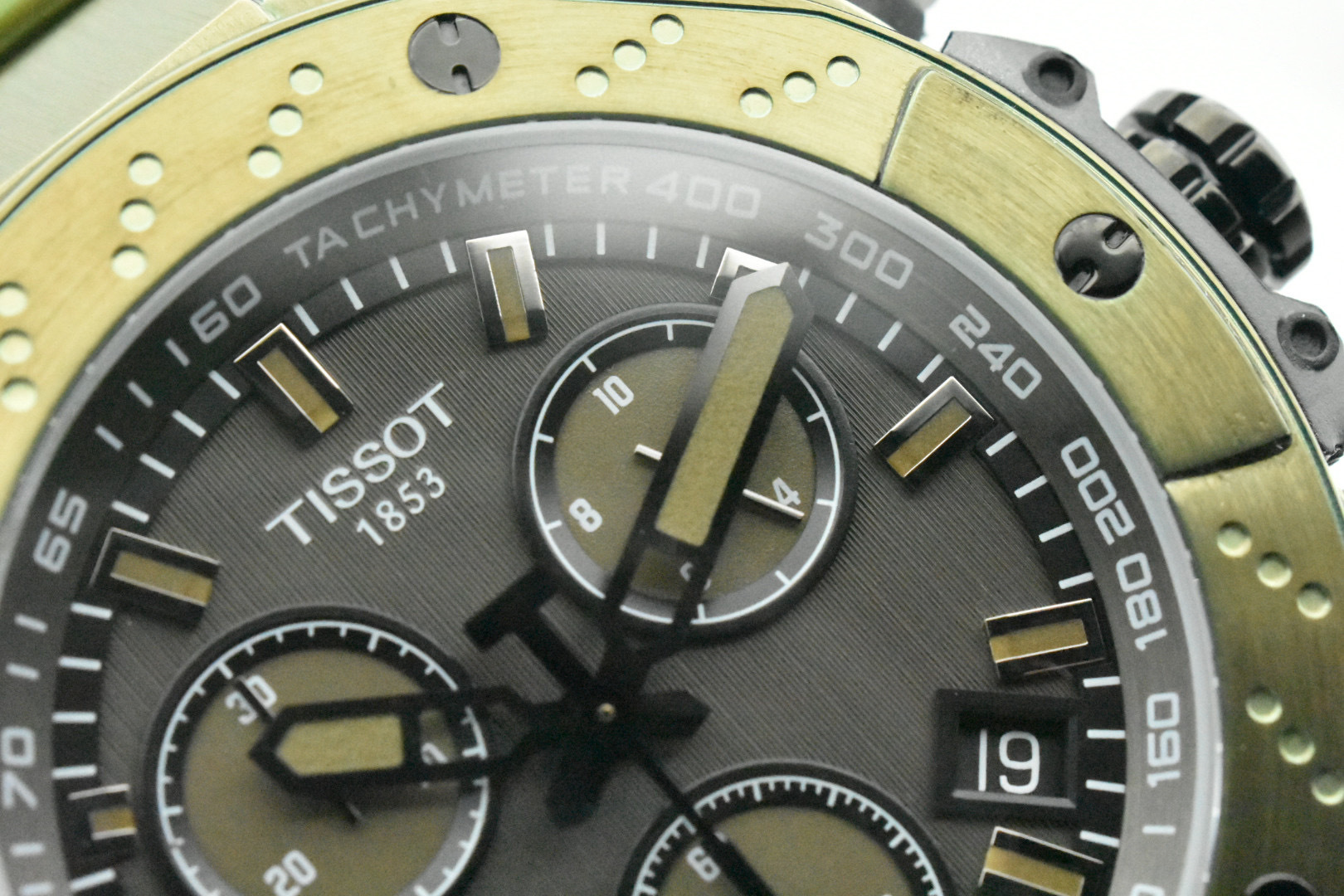 T141.417.37.061.02 TISSOT Watch Review: Red, Black, Green – New Deliveries with Swiss Core - 图片 5