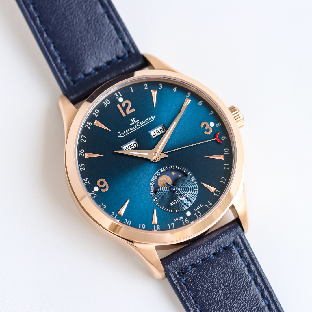 NO:150877,Gold TW Jaeger-lecoultre launches the Master Calendar 1558420 series watches!  1. Hire a watchmaker to pass countless tests in two years, and hundreds of movements were damaged during this period, from week, moon phase, to calendar and month, restoring the characteristics of genuine watchmaking. 2. Jaeger-LeCoultre Calendar Master 1558420 series, the two windows of the watch display week and month respectively at the twelve o'clock position. The watch’s sub-dial at 6 o'clock position can read the moon phase display, and the clock will be displayed at the edge!  3. Sapphire crystal glass is used in front and back of the watch!  4. The belt is made of imported Italian cowhide, and the clasp is made of original folding buckle made of the same material as the case!  5. The movement is equipped with the same (866) type automatic winding movement as the original, which restores the authenticity to the maximum energy level!  TW Factory multi-function mechanical watch, welcome your taste!  ,jaeger-lecoultre,cowhide19860909金 TW  积家 Jaeger-lecoultre, 推出 Master Calendar日历大师1558420系列腕表！ 1、聘请制表师傅通过两年无数次测试,期间损坏机芯上百个,从星期,月相,到日历,月份,还原正品制表特质, 2、积家日历大师1558420系列,腕表十二点位置两个窗口分别显示星期和月份,腕表在6点钟位置的副表盘可读取月相显示,边缘位置则显示时钟！ 3、腕表前后均采用蓝宝石水晶玻璃！ 4、皮带采用进口意大利牛皮,表扣则与表壳同材质的原装折叠扣！ 5、机芯则搭载与正品一样（866）型自动上链机芯,最大能量度还原正品！ TW Factory多功能机械腕表 ,欢迎您的品鉴！,,jaeger-lecoultre,cowhide,Watch