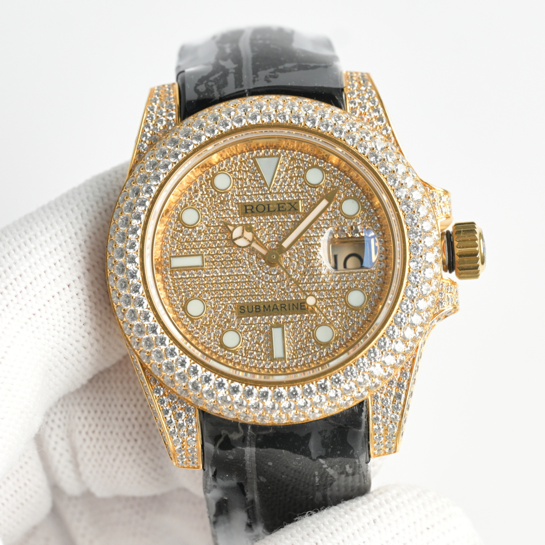 NO:150843,Brand new diamond-set Rolex ROLEX watch, Submarine type (water ghost) gold crocodile leather pachy diamond series!  A magnificent and luxurious watch, with temptation and tension, the best choice for wealth and honor, and a symbol of identity, suitable for important occasions!  Water Ghost Full Diamond Series Stars [Movement] Two types of 2836, fully automatic blue oil wire movements, are available, with extremely stable performance. [Case] ​​The watch size is 40mm made of Germany's top 904L Oyster Steel. It is densely inlaid with the top Swarovski diamonds to restore the authentic luxurious and invincible texture. [Watch strap] comes with American crocodile belt standard!  Very comfortable to wear. Give the highest comfort to the wrist, [mirror] sapphire mirror. Super luminous literals, with more delicate literal colors. It is a mechanical watch that is consistent with the authentic one. Swarovski, Rolex, crocodile skin, gold19860909全新 镶钻  劳力士 ROLEX 腕表,潜航者型（ 水鬼）黄金鳄鱼皮密镶钻系列！极具壮丽和奢华的手表,具有诱惑性和张力,富贵之气的不二之选,身份的象征,适合重要场合使用！水鬼满钻系列 满天星 【机芯】采用象征着劳力士的灵魂2836/全自动蓝油丝机芯两款可选,性能极为稳定.【表壳】腕表尺寸40mm采用德国顶级904L蚝式钢所制.密集镶满最顶级的施华洛世奇美钻还原正品奢华至极的无敌质感.【表带】标配美洲鳄鱼皮带！佩戴非常舒适.给予手腕最高的舒适度,【镜面】蓝宝石镜面.超强夜光字面,字面颜色更细腻做出了与正品一致机械腕表,,,swarovski,rolex,crocodile skin,gold,Watch