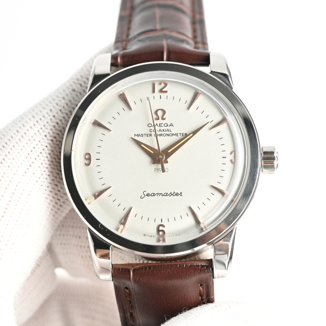 NO:151011,Gold OMEGA Seamaster series watch Pot cover glass, A. Exclusive custom 8806 Master Chronometer integrated movement, texture, structure, balance position and hollowing are consistent with the original version, the operation is clearly visible, accurate time, power saving 55 hours, B. The case material is 316L stainless steel, arched sapphire glass, the interior is anti-reflective. The sapphire glass on the back is engraved with the words 