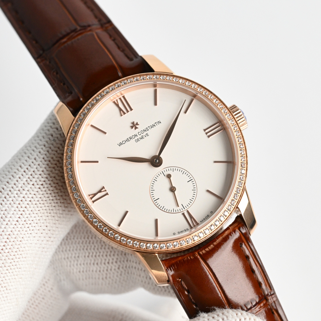 NO:394498,Production by TW White Shell Gold Shell Diamond TW Factory Vacheron Constantin VC Spread Series Men's Watch MO1 1 This watch is equipped with 4400as fully automatic machinery, accurate time travel, power reserve 40 hours, waterproof depth 30 meters 2 Diamond-set three-dimensional hour marker 3 The case is made of 316L stainless steel, the front and back of the watch mirror is sapphire crystal glass 4 Italian cowhide with original pin buckle to make the wrist fit and comfortable, suitable for all business occasions, simple and refined without losing elegance. The trend is fleeting, the style is everlasting, the classic spreads never out of time. The fine reproduction is worthy of taste!  Welcome to reprint. Please confirm the exclusive quality of TW, vacheron, cowhide19860909TW 出品 白壳 金壳 钻 TW Factory 江诗丹顿 VC 传袭系列 男士腕表MO1 1 该表搭载4400as 全自动机械 走时精准 动力储备40小时 防水深度30米 2 镶钻立体时标 3 表壳采用316L精钢 表镜前后采用蓝宝石水晶玻璃 4 意大利牛皮搭配原装针扣 让手腕更贴合舒适,适合各种商务场合,简敛精致不失优雅.潮流易逝 风格永存,经典传袭 永不过时.精品复刻,敬请品鉴！欢迎转载 送礼最佳奢华推荐请认准TW独家品质,,vacheron,cowhide,Watch