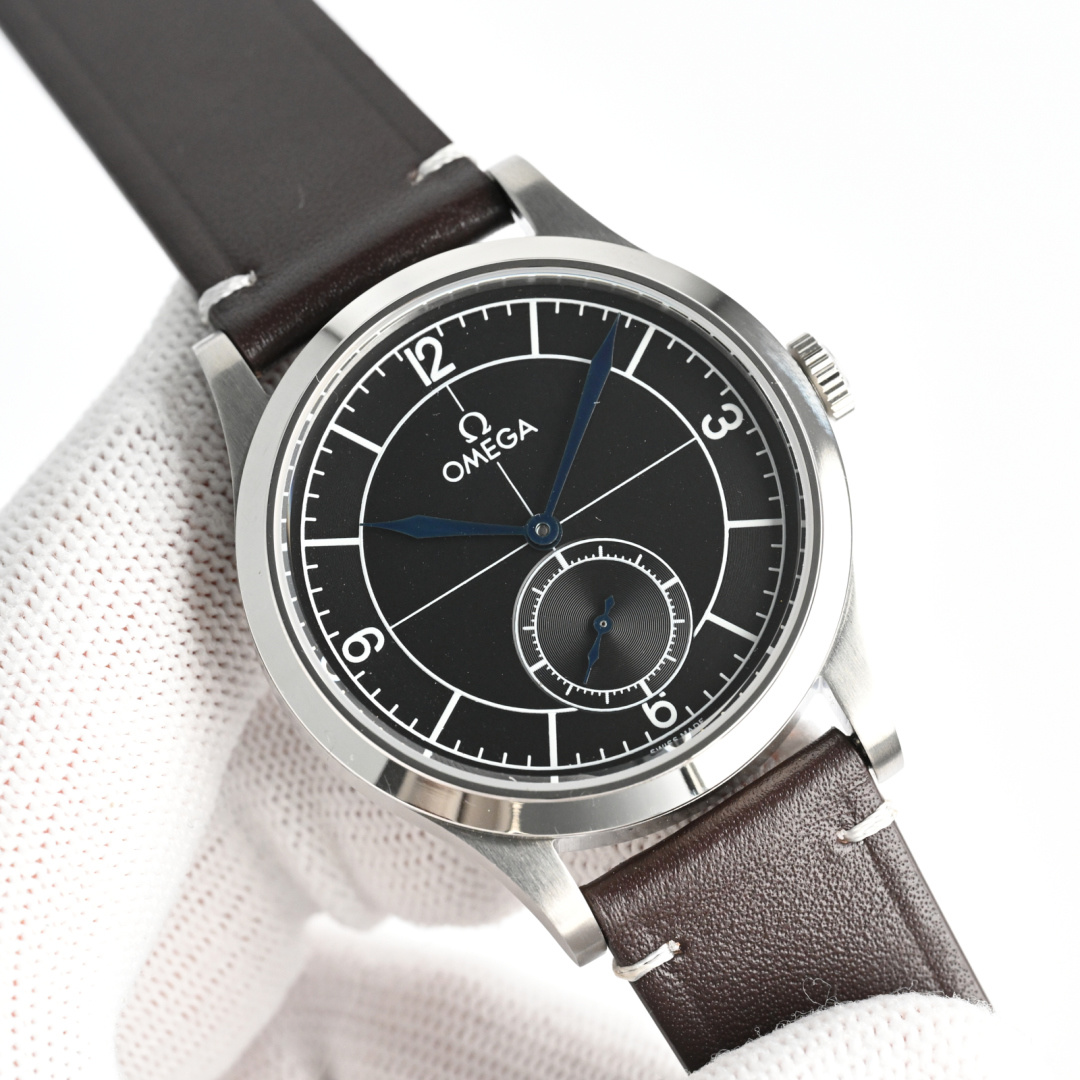 NO:388039,TW Factory produced by TW Factory launched the OMEGA OMEGA R78 special series small three-pin automatic mechanical watch with a diameter of 39 mm. The original mold opening case was made of bronze gold, and the original polishing technology was synchronized with original polishing technology. The sapphire mirror was used to make the watch more classy. The center of the dial was decorated with Paris stud texture, showing French elegance. The Omega brand logo was made of dark gray retro style, and the minute circle and the 6-point small second dial track circle were processed by a more delicate circular wire drawing process, which was exquisite and luxurious. In particular, the buckle logo was carved one by one by one by the fine engraving machine, which was full of three-dimensionality, and it was truly perfect. The only original mold opening belt buckle in the market. The logo was also exquisitely carved.  The internal is equipped with the Omega 8926 Master Chronometer movement, the double barrel provides up to 72 hours of power, the free-knot design is combined with a coaxial escapement system, and a silicon hairspring, which is accurate, reliable and anti-magnetic. The movement is polished with exquisite Arabic Geneva pattern. The operation of the movement is clearly visible. Welcome to watch friends to appreciate it. Please refer to the best luxury recommendation for gifts, omega19860909TW 出品 TW Factory 重磅推出OMEGA 欧米茄 OMEGA R78 特别系列小三针自动机械 腕表 至臻天文台表径 39毫米,购入原版开模整体表壳采用青铜金材质打造打造,同步原装打磨技术.采用蓝宝石镜面更显档次 腕表表盘中央饰有巴黎饰钉纹理,尽显法式优雅,欧米茄品牌标识采用深灰色的复古风格,分钟圈和6点位的小秒盘轨道圈经更加细腻的环形拉丝工艺处理,精致奢华.尤其扣面标志是精雕机一个个雕刻出来,立体感十足,真正做到了完美 市场唯一原装开模皮带 表扣.标志同样是精雕出来的. 内部搭载欧米茄8926至臻天文台机芯,双发条盒提供长达72小时动力,无卡度设计搭配同轴擒纵系统,以及硅游丝,精准可靠又防磁.机芯打磨有精美的阿拉伯风格日内瓦纹.机芯的运转美态清晰可见.欢迎广大表友品鉴.送礼最佳奢华推荐请认准TW独家品质,,omega,Watch