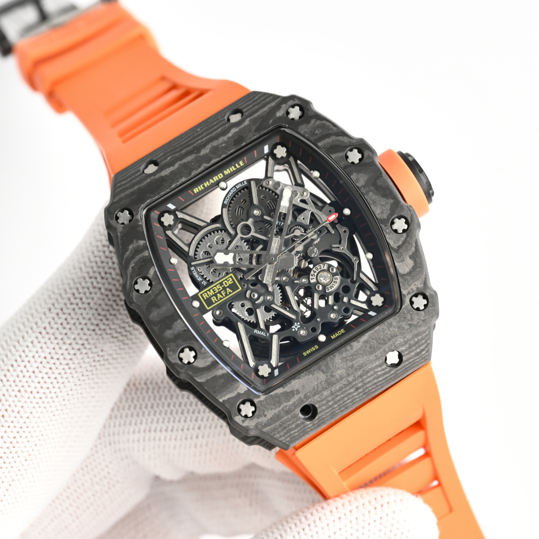 NO:151111,[Integrated movement White Gem Shock Absorbing] RICHARD MILLE RM 35-02 This is the first work in the series equipped with an automatic movement, and it uses all carbon fiber materials to make the entire case ingeniously. The case is made of NTPT carbon fiber, which is characterized by lightness, color retention and durability, and the surface texture is delicate and natural. The case has super impact resistance and can be easily withstand any intense sports. The case cover is slim and fits the hand, and the original size is 49.94m/44.5m/13.05m, equipped with RMAL1  Automatic winding movement, swing frequency 28800vph, double barrel provides 55-hour power storage. The movement main ply plates, bridge plates, etc. made of 5-level titanium are decorated with PVD coating, which are full of modern aesthetics. Even those who are not very persistent in technology can experience the unique mechanical aesthetics. (Note the true integrated movement, which can move balance springs, movement white gem shock absorber, movement bottom white gem shock absorber and adjuster outer pile, movement gear is real, 12 o'clock carbon black gear, bid farewell to the fake ply movement.) 