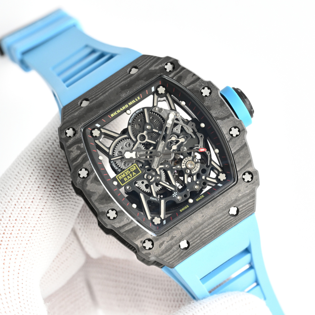 NO:151117,[Integrated movement White Gem Shock Absorbing] RICHARD MILLE RM 35-02 This is the first work in the series equipped with an automatic movement, and it uses all carbon fiber materials to make the entire case ingeniously. The case is made of NTPT carbon fiber, which is characterized by lightness, color retention and durability, and the surface texture is delicate and natural. The case has super impact resistance and can be easily withstand any intense sports. The case cover is slim and fits the hand, and the original size is 49.94m/44.5m/13.05m, equipped with RMAL1  Automatic winding movement, swing frequency 28800vph, double barrel provides 55-hour power storage. The movement main ply plates, bridge plates, etc. made of 5-level titanium are decorated with PVD coating, which are full of modern aesthetics. Even those who are not very persistent in technology can experience the unique mechanical aesthetics. (Note the true integrated movement, which can move balance springs, movement white gem shock absorber, movement bottom white gem shock absorber and adjuster outer pile, movement gear is real, 12 o'clock carbon black gear, bid farewell to the fake ply movement.) 