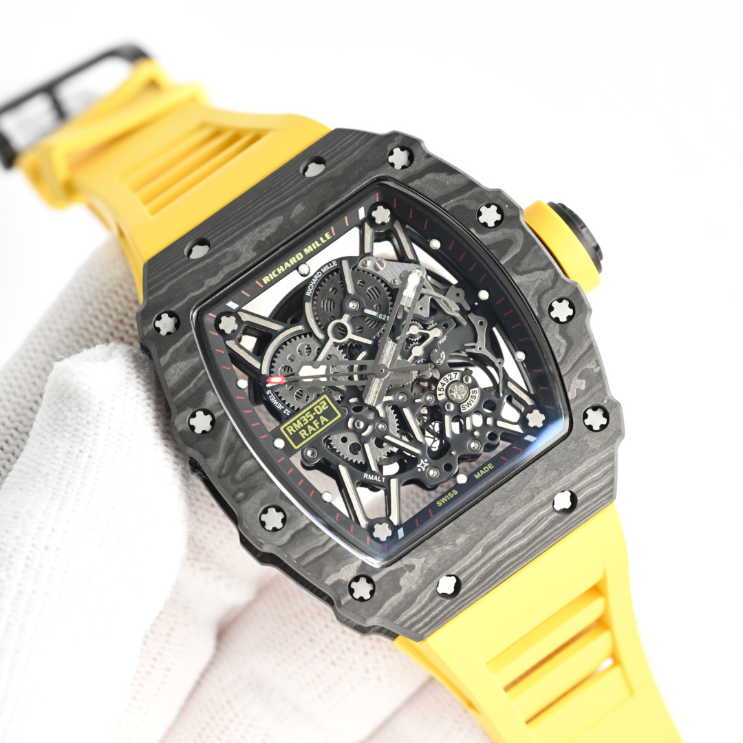 NO:151122,[Integrated movement White Gem Shock Absorbing] RICHARD MILLE RM 35-02 This is the first work in the series equipped with an automatic movement, and it uses all carbon fiber materials to make the entire case ingeniously. The case is made of NTPT carbon fiber, which is characterized by lightness, color retention and durability, and the surface texture is delicate and natural. The case has super impact resistance and can be easily withstand any intense sports. The case cover is slim and fits the hand, and the original size is 49.94m/44.5m/13.05m, equipped with RMAL1  Automatic winding movement, swing frequency 28800vph, double barrel provides 55-hour power storage. The movement main ply plates, bridge plates, etc. made of 5-level titanium are decorated with PVD coating, which are full of modern aesthetics. Even those who are not very persistent in technology can experience the unique mechanical aesthetics. (Note the true integrated movement, which can move balance springs, movement white gem shock absorber, movement bottom white gem shock absorber and adjuster outer pile, movement gear is real, 12 o'clock carbon black gear, bid farewell to the fake ply movement.) 