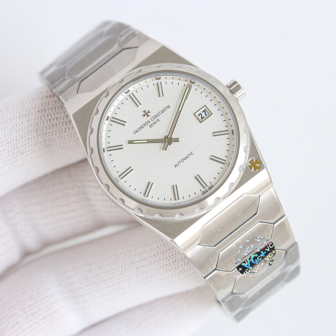 NO:151118,VC  Factory Vacheron Constantin VC Historical Works Series of iconic luxury sports watches to commemorate the 222nd anniversary of the brand's establishment. The case size is 37m/8m. The barrel shape adopts a three-part structure to make the whole look not small. The grooved large gear bezel and the Malta cross logo at 5 o'clock show its noble atmosphere. The dial is gold, rose gold, brushed silver and brushed gray with metal brushed strip hour markers and rod-shaped hands with luminous coating, retaining the most classic two-handed movement. The movement is changed to Vacheron Constantin's own/2 movement. The components from plywood to steel wheels are carefully decorated, and the automatic swing is plated with 22k (gold) and engraved with 222 fonts. The strap uses an integrated hexagonal central link to make the whole watch more angular, while the beauty of the men's mechanical watch is not lost.19860909VC 工厂 江诗丹顿 VC 历史名作 系列标志性豪华运动型腕表以纪念品牌成立222周年. 表壳尺寸 37m/8m 酒桶形采用三部分结构让整体并不显小,凹槽大齿轮表圈搭配5点钟位置的马耳他十字标志尽显其尊贵气息 表盘金色.玫瑰金.拉丝银及拉丝灰搭配金属拉丝附有夜光涂层的条形时标及棒状指针,保留最经典的二针 机芯改江诗丹顿自产/2机芯.从夹板到钢轮等部件均精工装饰,自动摆坨更是镀有22k(黄金)并篆刻222字体 表带采用一体式六边型中央链节让整表更显棱角分明,同时又不失隽永优雅的美感男士机械腕表,,,vacheron,gold,Watch