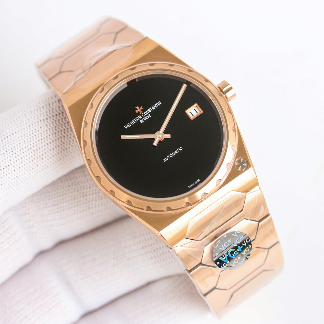 NO:151123,Gold VC  Factory Vacheron Constantin VC Historical Works Series of iconic luxury sports watches to commemorate the 222nd anniversary of the brand's establishment. The case size is 37m/8m. The barrel shape adopts a three-part structure to make the whole look not small. The grooved large gear bezel and the Malta cross logo at 5 o'clock show its noble atmosphere. The dial is gold, rose gold, brushed silver and brushed gray with metal brushed strip hour markers and rod-shaped hands with luminous coating, retaining the most classic two-handed movement. The movement is changed to Vacheron Constantin's own/2 movement. The components from plywood to steel wheels are carefully decorated, and the automatic swing is plated with 22k (gold) and engraved with 222 fonts. The strap uses an integrated hexagonal central link to make the whole watch more angular, while the beauty of the men's mechanical watch is not lost.19860909金 VC 工厂 江诗丹顿 VC 历史名作 系列标志性豪华运动型腕表以纪念品牌成立222周年. 表壳尺寸 37m/8m 酒桶形采用三部分结构让整体并不显小,凹槽大齿轮表圈搭配5点钟位置的马耳他十字标志尽显其尊贵气息 表盘金色.玫瑰金.拉丝银及拉丝灰搭配金属拉丝附有夜光涂层的条形时标及棒状指针,保留最经典的二针 机芯改江诗丹顿自产/2机芯.从夹板到钢轮等部件均精工装饰,自动摆坨更是镀有22k(黄金)并篆刻222字体 表带采用一体式六边型中央链节让整表更显棱角分明,同时又不失隽永优雅的美感男士机械腕表,,,vacheron,gold,Watch