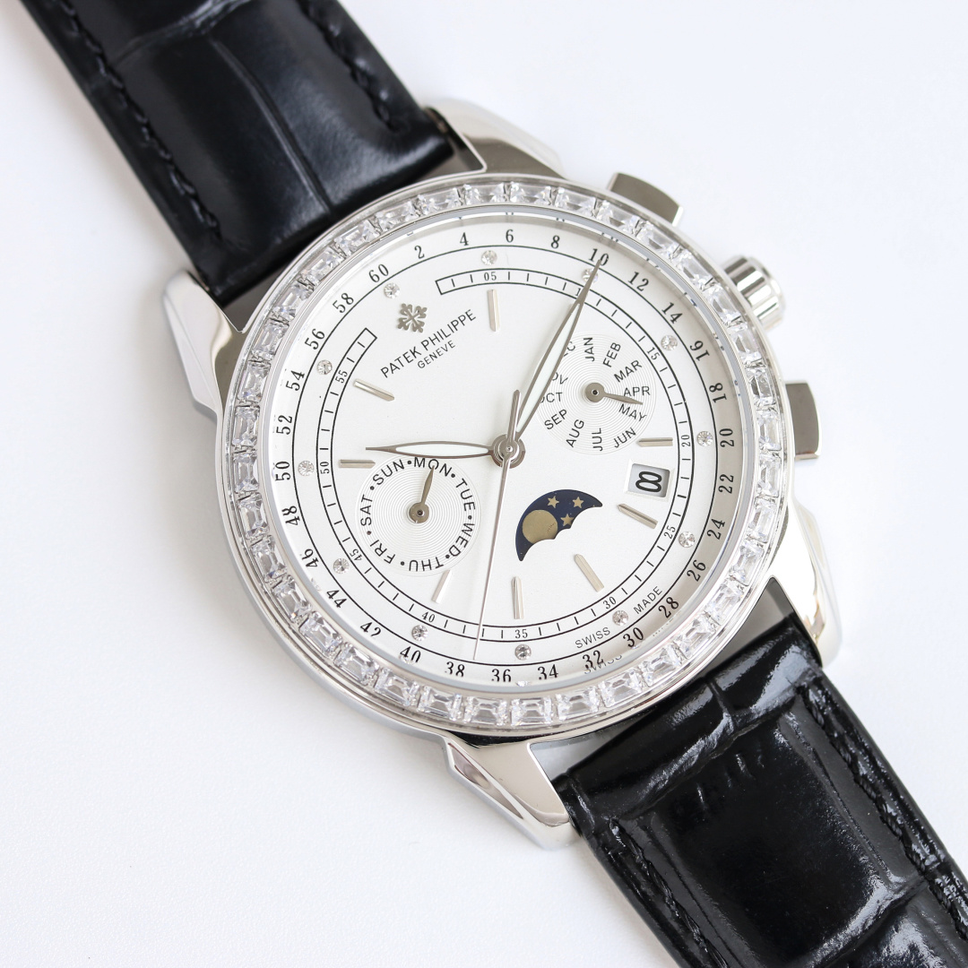 NO:151125,Gold Patek Philippe Patek Philippe Complex series men's watch [Love] multi-function watch!  1 Equipped with the original imported weekly and month moon phase kinetic energy function movement mechanical watch!  2 The dial uses classic exclusive inner shadow light bricks as the scale to show the luxurious temperament of this watch [grin] 3 The belt uses an imported square scale cowhide strap!  The 4-meter mirror uses a double-dol sapphire mirror!  5 Perspective bottom cover!  6 diameter 41m/11m!  The watch functions combine week/month/date/moon/sun and other functions, and the best men's business watch is truly standard!  It is a representative work of high-end watches!  Honorary production, noble and noble, the details reveal the nobleness of men, with great taste, and great craftsmanship. It is as grand as the original, multi-functional mechanical watch, welcome to reprint!  ,,patek philippe,cowhide19860909金 百达翡丽 Patek Philippe 复杂系列男表[爱心]多功能腕表！ 1搭载原装进口星期月份月相动能功能机芯机械表！ 2表盘上采用经典独家内影灯砖作为刻度更显示出这款腕表的华贵气质[呲牙] 3皮带采用进口方形鳞纹牛皮表带！ 4表镜采用双卜蓝宝石镜面！ 5透视底盖！ 6直径41m/11m！ 腕表功能汇集星期/月份/日期/月亮/太阳等功能于一身,最佳男士商务腕表真正的标配！为高端腕表的代表之作！ 荣誉出品 尊贵彰显之美誉细节之处透露男士高贵,品位十分,匠心巨制 大气媲美原装货,多功能机械腕表,欢迎转载！,,patek philippe,cowhide,Watch