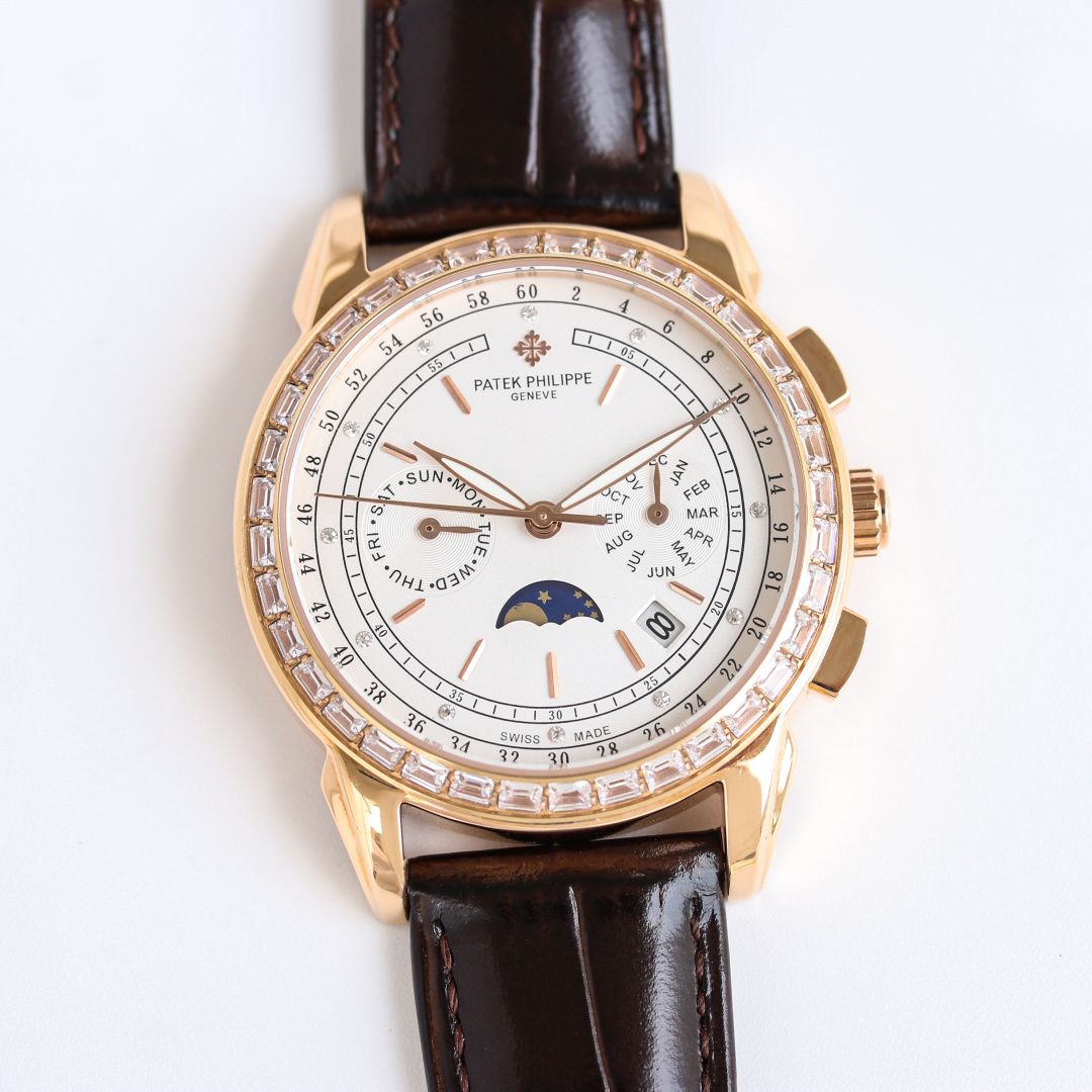 NO:151129,Gold Patek Philippe Patek Philippe Complex series men's watch [Love] multi-function watch!  1 Equipped with the original imported weekly and month moon phase kinetic energy function movement mechanical watch!  2 The dial uses classic exclusive inner shadow light bricks as the scale to show the luxurious temperament of this watch [grin] 3 The belt uses an imported square scale cowhide strap!  The 4-meter mirror uses a double-dol sapphire mirror!  5 Perspective bottom cover!  6 diameter 41m/11m!  The watch functions combine week/month/date/moon/sun and other functions, and the best men's business watch is truly standard!  It is a representative work of high-end watches!  Honorary production, noble and noble, the details reveal the nobleness of men, with great taste, and great craftsmanship. It is as grand as the original, multi-functional mechanical watch, welcome to reprint!  Optional item number specification default color default, patek philippe,cowhide19860909金 百达翡丽 Patek Philippe 复杂系列男表[爱心]多功能腕表！ 1搭载原装进口星期月份月相动能功能机芯机械表！ 2表盘上采用经典独家内影灯砖作为刻度更显示出这款腕表的华贵气质[呲牙] 3皮带采用进口方形鳞纹牛皮表带！ 4表镜采用双卜蓝宝石镜面！ 5透视底盖！ 6直径41m/11m！ 腕表功能汇集星期/月份/日期/月亮/太阳等功能于一身,最佳男士商务腕表真正的标配！为高端腕表的代表之作！ 荣誉出品 尊贵彰显之美誉细节之处透露男士高贵,品位十分,匠心巨制 大气媲美原装货,多功能机械腕表,欢迎转载！货号选填 规格默认 颜色默认,,patek philippe,cowhide,Watch