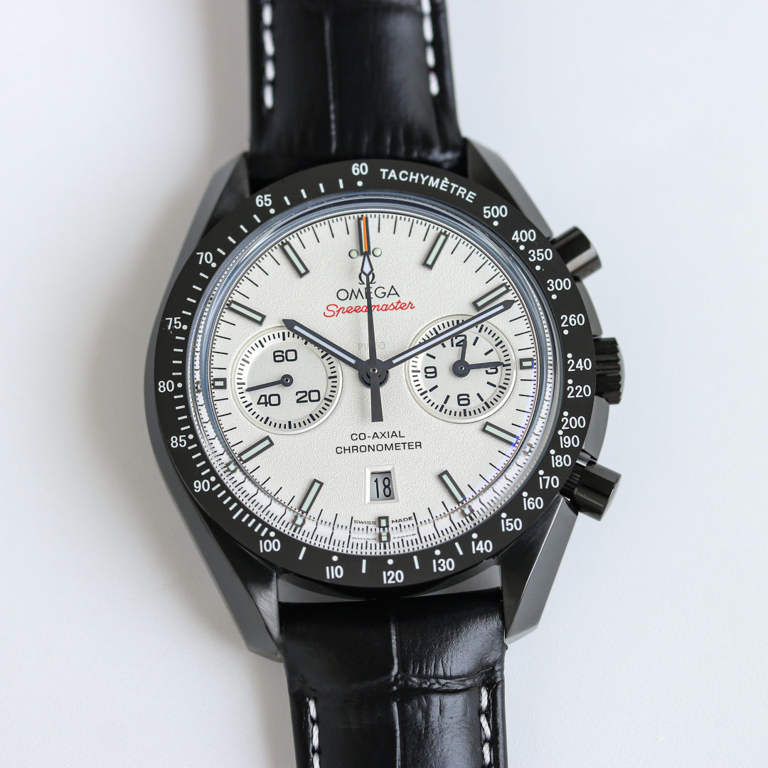 NO:151145,Omega OMEGA Speedmaster series Moon watch Pioneer work, pays tribute to the classics. Omega Speedmaster series Dark Side Watch 311.92.44.51.01.004 44.25mm coaxial chronograph, 3 o'clock chronograph minute hand, 9 o'clock small seconds hand, movement double T black balance wheel, automatic winding Coaxial Master Chronograph movement, rhodium-plated surface of the movement is decorated with special Arabic Geneva corrugation ring mouth black ceramic ring mouth   super luminous dial The dial is made of polished black ceramic, the inner ring at the 3 o'clock and 9 o'clock position is blackened and matched with a platinum hour scale black case black strap black belt mirror mirror wear resistance function date display Chronograph multifunction mechanical watch,,,omega19860909欧米伽 OMEGA 超霸系列 月球表 Moon watch 先锋之作,致敬经典. 欧米茄 超霸系列月之暗面腕表311.92.44.51.01.004 44.25毫米同轴计时表,3点位计时分针,9点位小秒针 机芯双T黑摆轮,自动上链 同轴至臻天文台计时机芯,机芯镀铑表面饰有特别的阿拉伯风格日内瓦波纹 圈口黑色陶瓷圈口 超强夜光 表盘采用抛光黑陶瓷打造,3点和9点位置的小表盘内圈经黑化处理,搭配白金色小时刻度 表壳黑色 表带黑色皮带 镜面双锅盖玻璃镜面 耐磨损 功能日期显示 计时多功能机械腕表,,,omega,Watch