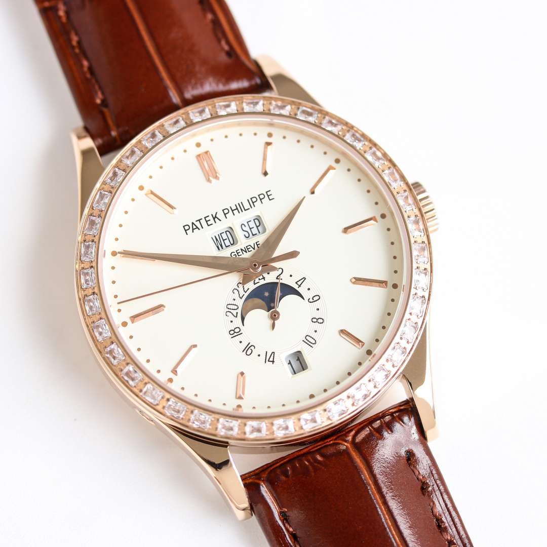 NO:389529,TW Factory's new TW Factory's new Patek Philippe PP KV3 Complex Function Timepiece Swarovski Diamond Edition The perfect fusion of 38mm exquisiteness and skills The Patek Philippe's complex function timepiece 38mm watch redefines the exquisite aesthetics of high-end watchmaking with elegant size and excellent craftsmanship. The 38mm case diameter is not only suitable for the wear needs of modern gentlemen, but also retains the elegant temperament of a classic watch. The case is made of nano-electroplating rose gold or platinum, with smooth lines and ingenuity in details. This watch is equipped with a complex function movement independently developed by Patek Philippe, integrating date display, moon phase, chronograph and other functions, showing the brand's extraordinary accomplishments in the field of complex functions. The dial layout is clear and harmonious, and matched with exquisite hands and scales, and each detail highlights Patek Philip's pursuit of perfection.  Whether it is business occasions or daily wear, Patek Philippe's complex function timepiece can become an elegant landscape on the wrist. It is not only a watch, but also a work that inherits the art of time, carrying Patek Philippe's commitment to excellence and eternity. Patek Philippe - The best luxury recommendation for gifts to the next generation, please be sure of TW's exclusive quality, patek philippe19860909TW 出品  TW Factory 新品百达翡丽 PP KV3 复杂功能时计施华洛方钻版 38mm精致与技艺的完美融合 百达翡丽复杂功能时计38mm腕表,以优雅的尺寸与卓越的工艺,重新定义了高级制表的精致美学.38毫米的表壳直径,既适合现代绅士的佩戴需求,又保留了经典腕表的优雅气质.表壳采用纳米电镀玫瑰金或白金打造,线条流畅,细节处尽显匠心 这款腕表搭载百达翡丽自主研发的复杂功能机芯,集日期显示、月相、计时等多项功能于一身,展现了品牌在复杂功能领域的非凡造诣.表盘布局清晰而和谐,搭配精致的指针与刻度,每一处细节都彰显着百达翡丽对完美的追求.  无论是商务场合还是日常佩戴,百达翡丽复杂功能时计都能成为腕间的一抹优雅风景.它不仅是一枚腕表,更是一件传承时间艺术的作品,承载着百达翡丽对卓越与永恒的承诺.  百达翡丽——为下一代珍藏送礼最佳奢华推荐请认准TW独家品质,,patek philippe,Watch