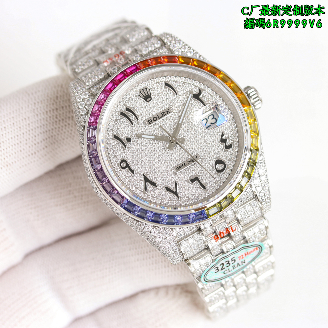 NO:393741,SJ produced by Factory C, the latest launch, customized version!  Rolex MK1 Star Series Popular Styles!  40mm. The case size is 40mm, meeting your obsessive-compulsive disorder in size. The customized version of full diamond shines. The ultimate luxury artwork on the wrist. The whole watch is round diamond, the square diamond is inlaid with Swarovski diamonds, and the most advanced CNC inlaid case. The strap achieves the exclusive and densest all-infinite inlaid. This process is comparable to the hand-in-hand inlaid. The square diamond adopts the force-inlaid technology, which is also comparable to the hand-in-hand inlaid. Carefully created only to present the ultimate perfect full diamond watch; the movement uses a stable Dandong 2824 integrated movement movement, which is as stable as ever. Watch code, 6R6899V6, quality assurance!  High quality!  S1 exquisitely recommended men's mechanical watch, swarovski, rolex19860909SJ出品  C厂最新推出,定制版本！劳力士 Rolex MK1 满天星系列 热门款式！40mm.表壳尺寸实打实40mm,满足你对尺寸的强迫症需求,满钻定制版闪耀来袭,手腕上的极致奢美艺术品,整只腕表圆型钻,方型钻采用施华洛世奇钻进行镶嵌, 采用最先进CNC镶嵌表壳,表带实现独家最密集的全无边镶嵌,此工艺可与媲美手工镶嵌,方形钻更是采用逼镶工艺,同样可与媲美手工镶嵌,精心打造精品只为呈现极致完美的满钻腕表；机芯采用稳定丹东2824一体机机芯,走时一如既往稳定.腕表编码,6R6899V6,品质保证！高品质！S1精致推荐男士机械腕表,,swarovski,rolex,Watch