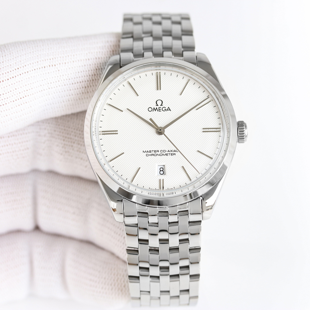 NO:336334,Jinmei launched the OMEGA OMEGA Dish Fly Mingdian Big Three-needle Series Manual Mechanical Watch. The Master Chronometer is 40mm in diameter. It took 14 months to buy the original mold opening. The overall case is made of original stainless steel and synchronizes the original polishing technology. The sapphire pot cover mirror is more classy. The arched dial has been processed with dark blue PVD, presenting the polishing effect of sun rays, and can be used with the original. In particular, the buckle logo is carved one by one by one by the fine engraving machine, which is full of three-dimensionality, and it is truly perfect. The only original mold opening steel belt in the market. The logo is also exquisitely carved. The Ruiji (2824) movement is used to change to the black balance wheel synchronize the official Master Chronometer movement. Through the wear-resistant sapphire glass back, the operation of the movement is clearly visible. Welcome watch friends to taste mechanical watches,,,omega19860909金玫  重磅推出OMEGA 欧米茄 OMEGA 碟飞名典大三针系列手动机械 腕表 至臻天文台表径 40mm,购入原版开模,历时14个月,整体表壳采用原装精钢材质打造,同步原装打磨技术.采用蓝宝石锅盖镜面更显档次 拱形表盘经过深蓝色PVD处理,呈现出太阳射线的打磨效果, 均可跟原装通用,尤其扣面标志是精雕机一个个雕刻出来,立体感十足,真正做到了完美. 市场唯一原装开模钢带.标志同样是精雕出来的.采用瑞机(2824)机芯改黑摆轮同步官方至臻天文台机芯,透过耐磨损蓝宝石玻璃表背,机芯的运转美态清晰可见.欢迎广大表友品鉴机械腕表,,,omega,Watch