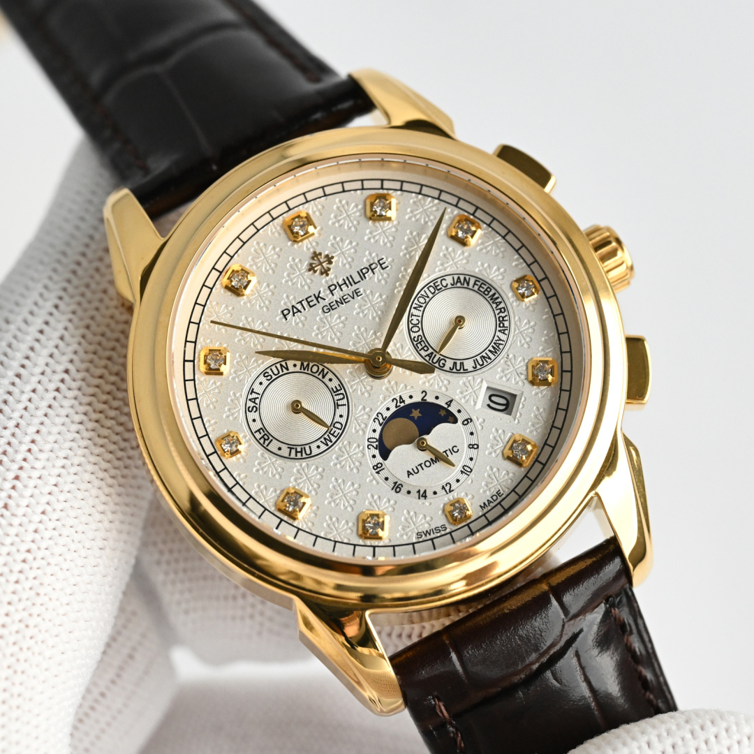 NO:386240,Produced by TW White Shell Gold Shell Diamond 50 TW Factory Highest Version Patek Philippe PP R75 Complex Function Timer Series is on the market Patek Philippe A noble work of art!  Exclusive literal plus high-end internal shadow logo, paired with imported 9100 multi-function movement (0 rework) function (24 hours, week, star, month) imported 316 stainless steel, using 18k quality furnace vacuum plating!  Paired with calfskin imported from Italy!  Original folding buckle!  Size 42mm wear-resistant scratch-resistant sapphire glass!  Super waterproof 50 meters!  Simple but not simple!  You can never have a Patek Philippe, you are just keeping it for your descendants. (Prudent commitment The product has better luster and exquisite feel, the dial is lifelike and the shell cover is all master-level light body test, plus the high-tech forging of machines in the new era, it is shocking and noble. You deserve the best luxury recommendation for gifts, please be sure of TW exclusive quality, patek philippe, cowhide19860909TW 出品 白壳 金壳 钻50 TW Factory 最高版本款 百达翡丽 PP R75 复杂功能计时系列上市 PatekPhilippe 贵族的艺术品！独家字面加高档内影logo,搭配进口9100多功能机芯（0返修）功能（24小时,星期,星辰,月份）进口316精钢,采用18k品质炉内真空电镀！搭配意大利进口小牛皮！原装折叠扣！尺寸42mm耐磨防刮蓝宝石玻璃！超强防水50米！简约而不简单！你永远无法拥有一块百达翡丽,你只是在替你的后代保管他. ( 慎重承诺 产品实物光泽手感更佳精湛 字盘刻度栩栩如生 壳套工艺都是宗师级别轻身检验 加上新时代机器高技锻造 上手震撼尊贵非凡.你值得拥有送礼最佳奢华推荐请认准TW独家品质,,patek philippe,cowhide,Watch