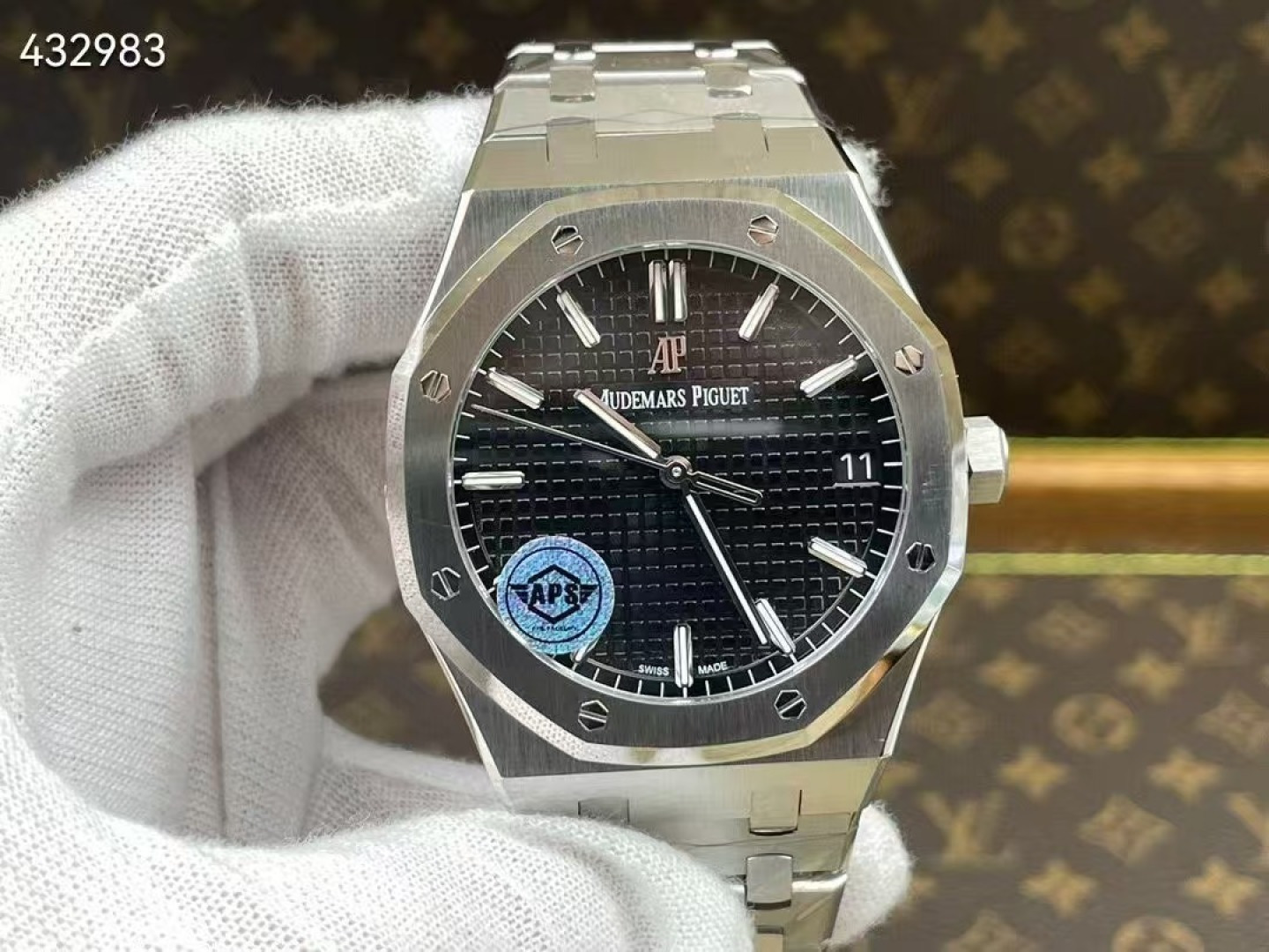 NO:387657,Produced by APS APS Factory Three-code in one, watch code, K48847, AP Audemars Piguet MK1 Royal Oak 15500 - is the pinnacle of the current steel watch on the market, - Performance of strength Defending the title of 'Steel' King!  [6 exquisite points] 1. The genuine disassembly mold is 41X10.4mm in size and the same as the genuine one!  2. Perfectly restore every detail of the genuine case, showing the authentic 'clear edges and angular, resolute and courageous' masculine temperament. 3. The workmanship of the steel belt is impeccable, which is more advanced than any steel belt watch on the market. The tightness of the 'cushion belt' connected with the steel belt head and the watch head is exactly the same as that of the genuine one. 4. The automatic tribute to the original is the only version on the market that is consistent with the original (the general version on the market is red). The A-Class emblem carving on it is unique. 5. Break the concept of plyboard and use the movement to change to Audemars Piguet CAL.4302 all-in-one machine!  More stable, better, more realistic.6. The 'biscuit texture' on the dial is three-dimensional and full, full of energy!  It is definitely not like an ordinary small factory that is lost. The experience is exquisite and the feeling is different!  Produced by Aps, customized version, three codes in one, must be a fine product!  The best luxury recommendation for gifts, please be sure of APS exclusive quality, audemars19860909APS 出品  APS Factory 三码合一,腕表编码,K48847,AP 爱彼 MK1 皇家橡树15500——乃目前市面钢表的巅峰之作,—— 实力演绎 卫冕“钢”王！【6大精妙之处】1.正品拆解开模,尺寸为41X10.4毫米与正品一致！2.完美还原正品表壳的每一处细节,尽显正品“棱角分明 坚毅果敢”的阳刚气质.3.钢带的做工无可挑剔,比市面上任何钢带表做工均要更上一层楼,钢带头粒和表头衔接的“缓冲带”的松紧程度与正品一模一样.4.自动陀的与原装致敬,是市面唯一做到颜色于原装一致的版本（市面一般版本均偏红）其上的ap族徽雕刻独一无二.5.打破夹板概念,采用机芯改爱彼CAL.4302一体机！更稳定,更优秀,更真实.6.表盘的“饼干纹理”立体饱满,精神抖擞！绝非普通小厂一般失魂落魄.体验精妙 感受不同！Aps 出品 ,定制版本,三码合一,必属精品！送礼最佳奢华推荐请认准APS独家品质,,audemars,Watch