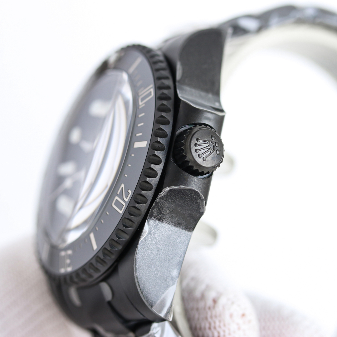 BKL 44mm深潜型大鬼王 劳力士 ROLEX 鬼王44系列 🎮B33 敢于尝试 再创新潮——BLAKEN劳力士SEA深潜系列海外定制版——据广大表友强烈要求深度改装。BLAKEN大胆推出——全黑化处理,具有特殊意义的劳力士——“红绿/蓝魔”秉承鬼王坚实,升级可微调一体化拉牙扣子!🎮 稳定,耐用的基础,采用PVD真空负离子磨砂电镀技术,外加一层坚硬的黑色外衣,不仅更加抗磨,而且采用丹东3135一体机芯!经久稳定,黑色内影和秒针有画龙点睛之意,赋予其显眼,独特的一面。灵感来自海外著名改装机构——BLAKEN致力延续劳力士永恒的经典,让“好”变成“经典”!🎮S1精致推荐男士机械腕表