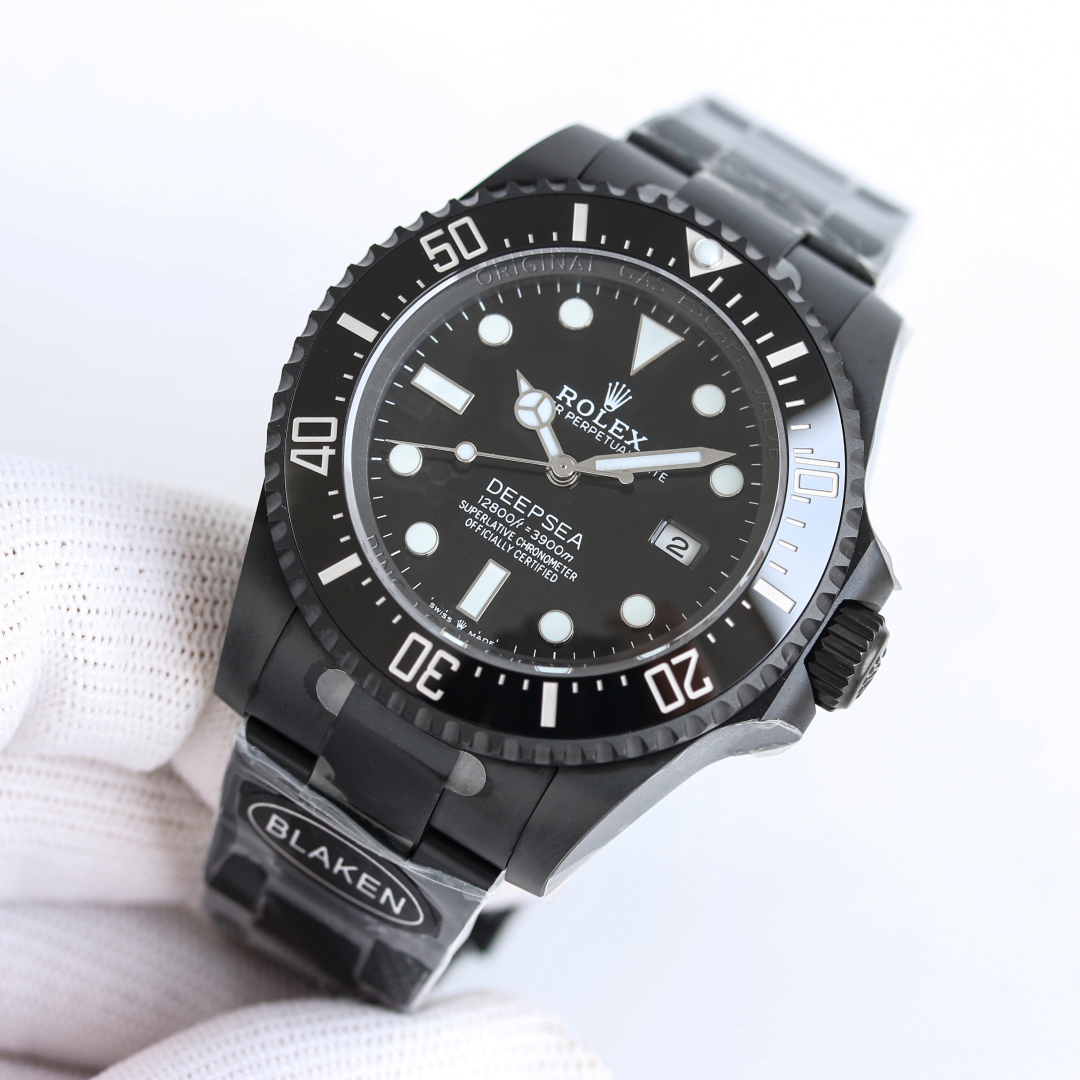 BKL 44mm深潜型大鬼王 劳力士 ROLEX 鬼王44系列 🎮B33 敢于尝试 再创新潮——BLAKEN劳力士SEA深潜系列海外定制版——据广大表友强烈要求深度改装。BLAKEN大胆推出——全黑化处理,具有特殊意义的劳力士——“红绿/蓝魔”秉承鬼王坚实,升级可微调一体化拉牙扣子!🎮 稳定,耐用的基础,采用PVD真空负离子磨砂电镀技术,外加一层坚硬的黑色外衣,不仅更加抗磨,而且采用丹东3135一体机芯!经久稳定,黑色内影和秒针有画龙点睛之意,赋予其显眼,独特的一面。灵感来自海外著名改装机构——BLAKEN致力延续劳力士永恒的经典,让“好”变成“经典”!🎮S1精致推荐男士机械腕表
