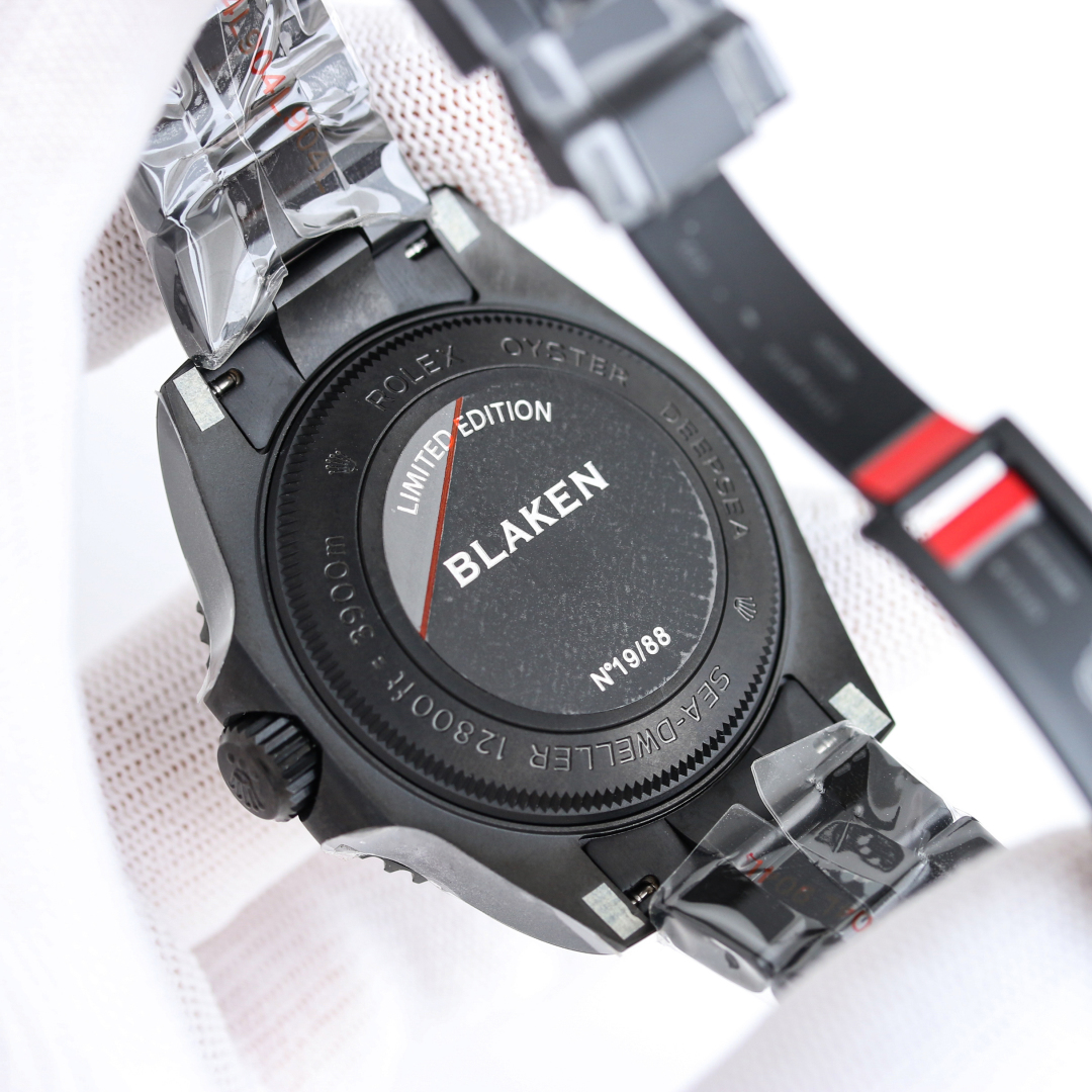 BKL 44mm深潜型大鬼王 劳力士 ROLEX 鬼王44系列 🎮B33 敢于尝试 再创新潮——BLAKEN劳力士SEA深潜系列海外定制版——据广大表友强烈要求深度改装。BLAKEN大胆推出——全黑化处理,具有特殊意义的劳力士——“红绿/蓝魔”秉承鬼王坚实,升级可微调一体化拉牙扣子!🎮 稳定,耐用的基础,采用PVD真空负离子磨砂电镀技术,外加一层坚硬的黑色外衣,不仅更加抗磨,而且采用丹东3135一体机芯!经久稳定,黑色内影和秒针有画龙点睛之意,赋予其显眼,独特的一面。灵感来自海外著名改装机构——BLAKEN致力延续劳力士永恒的经典,让“好”变成“经典”!🎮S1精致推荐男士机械腕表