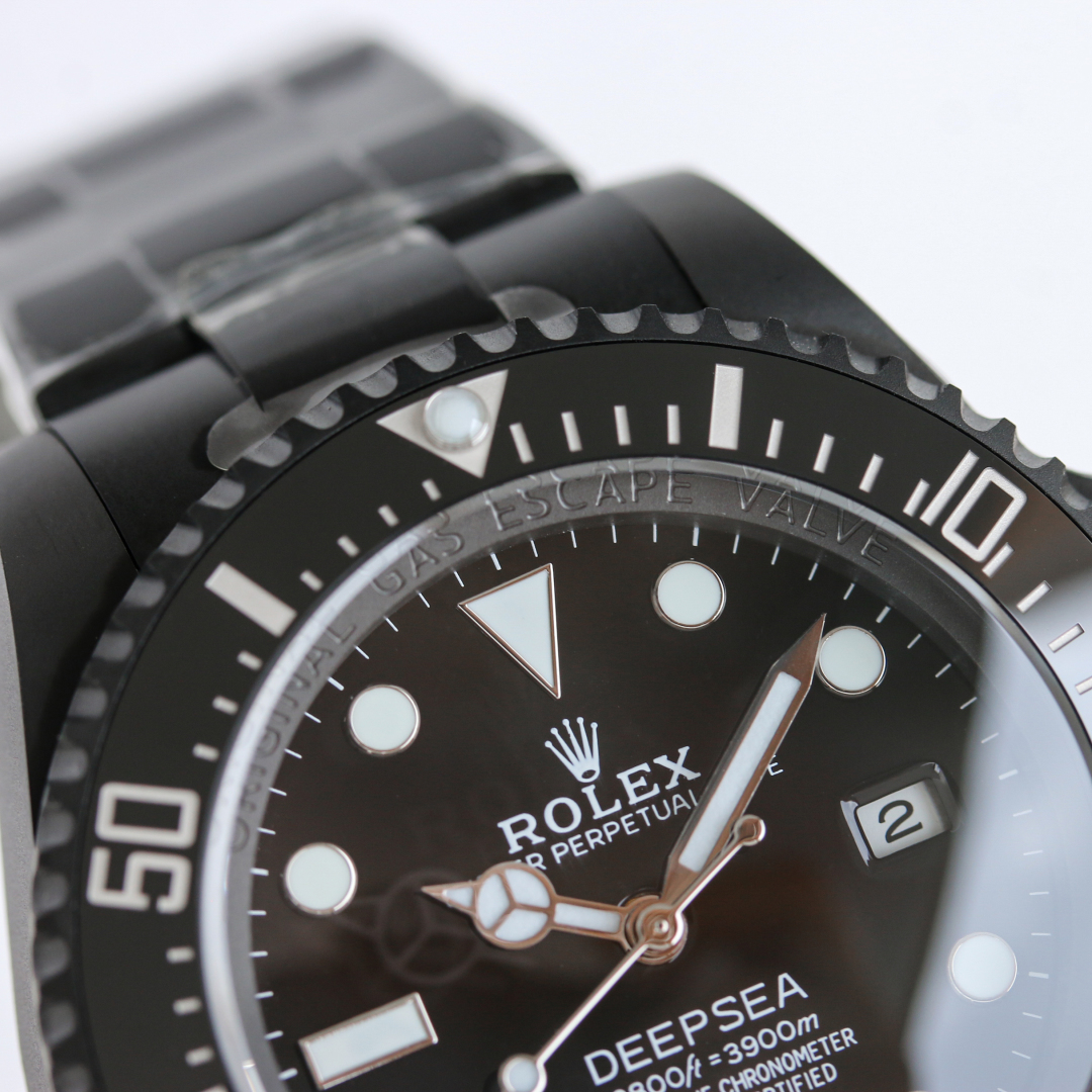 BKL 44mm深潜型大鬼王 劳力士 ROLEX 鬼王44系列 🎮B33 敢于尝试 再创新潮——BLAKEN劳力士SEA深潜系列海外定制版——据广大表友强烈要求深度改装。BLAKEN大胆推出——全黑化处理,具有特殊意义的劳力士——“红绿/蓝魔”秉承鬼王坚实,升级可微调一体化拉牙扣子!🎮 稳定,耐用的基础,采用PVD真空负离子磨砂电镀技术,外加一层坚硬的黑色外衣,不仅更加抗磨,而且采用丹东3135一体机芯!经久稳定,黑色内影和秒针有画龙点睛之意,赋予其显眼,独特的一面。灵感来自海外著名改装机构——BLAKEN致力延续劳力士永恒的经典,让“好”变成“经典”!🎮S1精致推荐男士机械腕表
