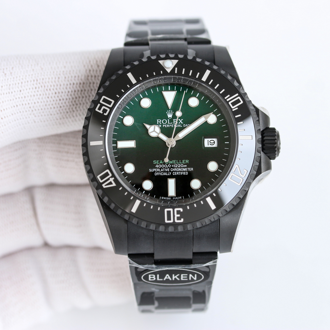 
BKL 44mm深潜型大鬼王 劳力士 ROLEX 鬼王44系列 🎮B33 敢于尝试 再创新潮——BLAKEN劳力士SEA深潜系列海外定制版——据广大表友强烈要求深度改装。BLAKEN大胆推出——全黑化处理，具有特殊意义的劳力士——“红绿/蓝魔”秉承鬼王坚实，升级可微调一体化拉牙扣子！🎮 稳定，耐用的基础，采用PVD真空负离子磨砂电镀技术，外加一层坚硬的黑色外衣，不仅更加抗磨，而且采用丹东3135一体机芯！经久稳定，黑色内影和秒针有画龙点睛之意，赋予其显眼，独特的一面。灵感来自海外著名改装机构——BLAKEN致力延续劳力士永恒的经典，让“好”变成“经典”！🎮S1精致推荐男士机械腕表 