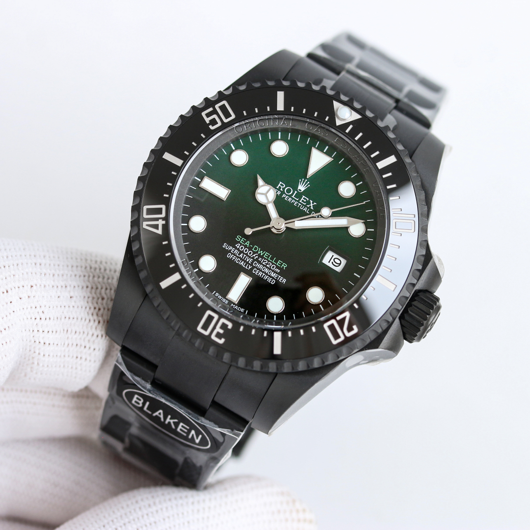 
BKL 44mm深潜型大鬼王 劳力士 ROLEX 鬼王44系列 🎮B33 敢于尝试 再创新潮——BLAKEN劳力士SEA深潜系列海外定制版——据广大表友强烈要求深度改装。BLAKEN大胆推出——全黑化处理，具有特殊意义的劳力士——“红绿/蓝魔”秉承鬼王坚实，升级可微调一体化拉牙扣子！🎮 稳定，耐用的基础，采用PVD真空负离子磨砂电镀技术，外加一层坚硬的黑色外衣，不仅更加抗磨，而且采用丹东3135一体机芯！经久稳定，黑色内影和秒针有画龙点睛之意，赋予其显眼，独特的一面。灵感来自海外著名改装机构——BLAKEN致力延续劳力士永恒的经典，让“好”变成“经典”！🎮S1精致推荐男士机械腕表 