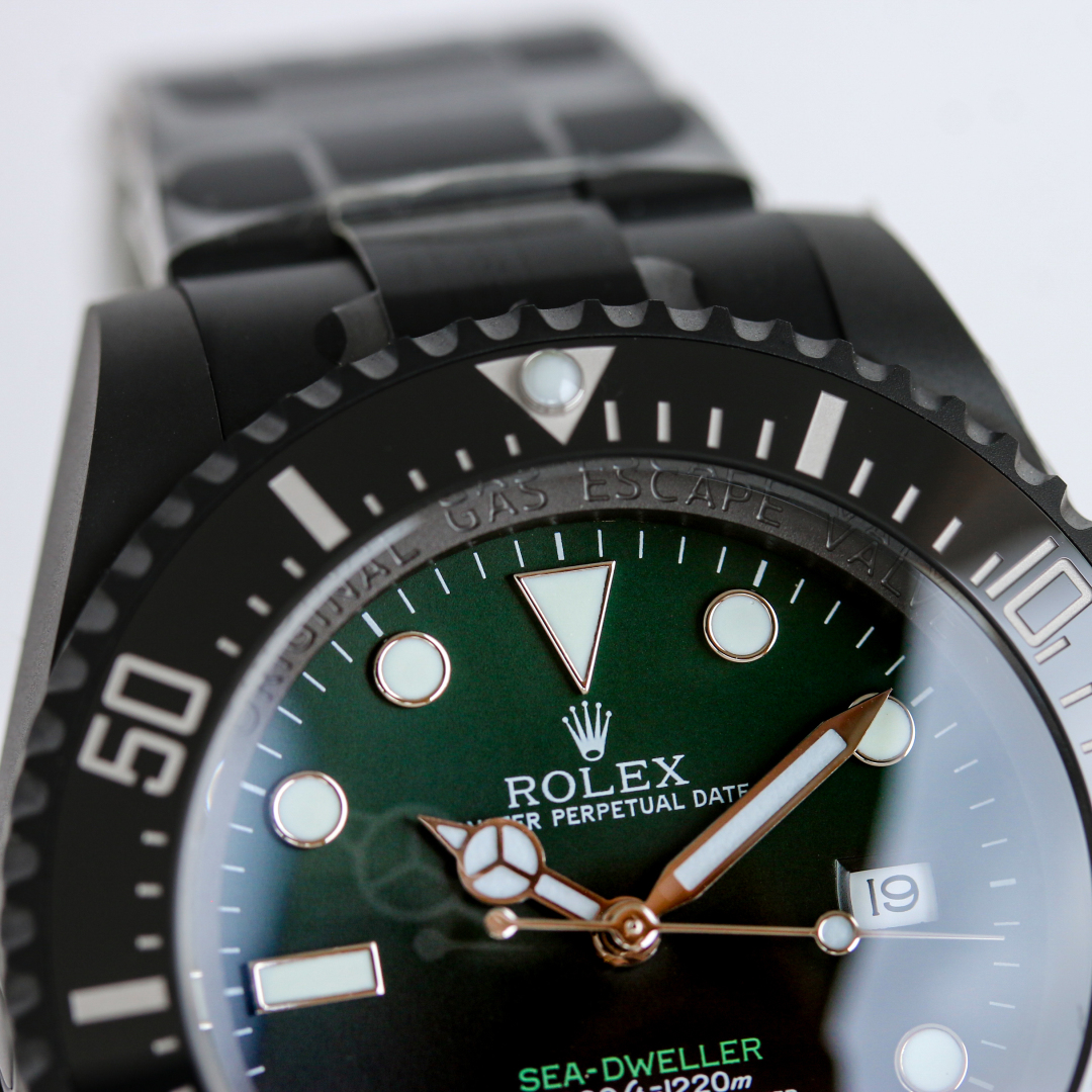 
BKL 44mm深潜型大鬼王 劳力士 ROLEX 鬼王44系列 🎮B33 敢于尝试 再创新潮——BLAKEN劳力士SEA深潜系列海外定制版——据广大表友强烈要求深度改装。BLAKEN大胆推出——全黑化处理，具有特殊意义的劳力士——“红绿/蓝魔”秉承鬼王坚实，升级可微调一体化拉牙扣子！🎮 稳定，耐用的基础，采用PVD真空负离子磨砂电镀技术，外加一层坚硬的黑色外衣，不仅更加抗磨，而且采用丹东3135一体机芯！经久稳定，黑色内影和秒针有画龙点睛之意，赋予其显眼，独特的一面。灵感来自海外著名改装机构——BLAKEN致力延续劳力士永恒的经典，让“好”变成“经典”！🎮S1精致推荐男士机械腕表 