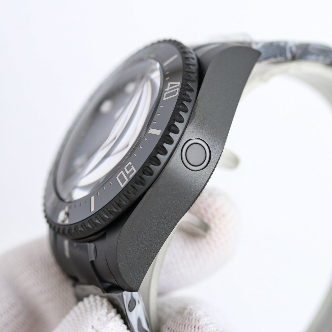 
BKL 44mm深潜型大鬼王 劳力士 ROLEX 鬼王44系列 🎮B33 敢于尝试 再创新潮——BLAKEN劳力士SEA深潜系列海外定制版——据广大表友强烈要求深度改装。BLAKEN大胆推出——全黑化处理，具有特殊意义的劳力士——“红绿/蓝魔”秉承鬼王坚实，升级可微调一体化拉牙扣子！🎮 稳定，耐用的基础，采用PVD真空负离子磨砂电镀技术，外加一层坚硬的黑色外衣，不仅更加抗磨，而且采用丹东3135一体机芯！经久稳定，黑色内影和秒针有画龙点睛之意，赋予其显眼，独特的一面。灵感来自海外著名改装机构——BLAKEN致力延续劳力士永恒的经典，让“好”变成“经典”！🎮S1精致推荐男士机械腕表 