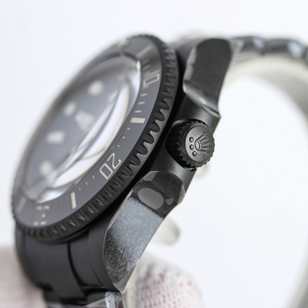 
BKL 44mm深潜型大鬼王 劳力士 ROLEX 鬼王44系列 🎮B33 敢于尝试 再创新潮——BLAKEN劳力士SEA深潜系列海外定制版——据广大表友强烈要求深度改装。BLAKEN大胆推出——全黑化处理，具有特殊意义的劳力士——“红绿/蓝魔”秉承鬼王坚实，升级可微调一体化拉牙扣子！🎮 稳定，耐用的基础，采用PVD真空负离子磨砂电镀技术，外加一层坚硬的黑色外衣，不仅更加抗磨，而且采用丹东3135一体机芯！经久稳定，黑色内影和秒针有画龙点睛之意，赋予其显眼，独特的一面。灵感来自海外著名改装机构——BLAKEN致力延续劳力士永恒的经典，让“好”变成“经典”！🎮S1精致推荐男士机械腕表 