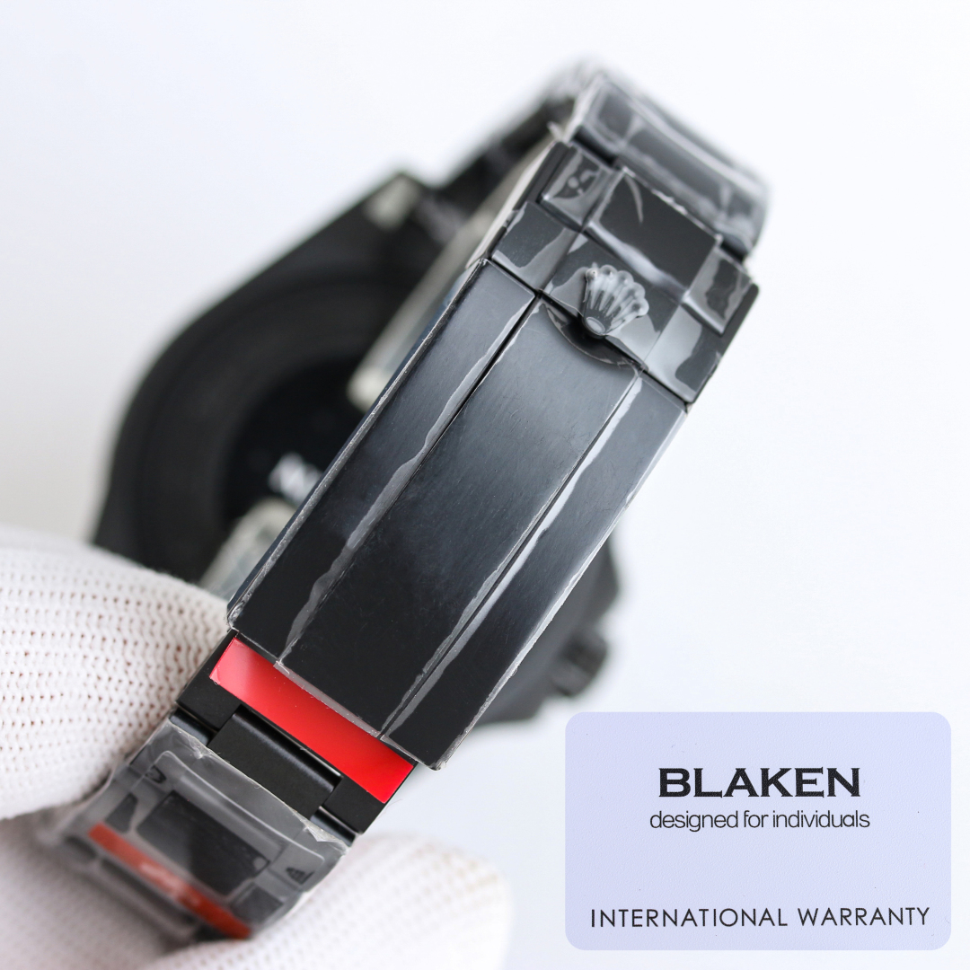 
BKL 44mm深潜型大鬼王 劳力士 ROLEX 鬼王44系列 🎮B33 敢于尝试 再创新潮——BLAKEN劳力士SEA深潜系列海外定制版——据广大表友强烈要求深度改装。BLAKEN大胆推出——全黑化处理，具有特殊意义的劳力士——“红绿/蓝魔”秉承鬼王坚实，升级可微调一体化拉牙扣子！🎮 稳定，耐用的基础，采用PVD真空负离子磨砂电镀技术，外加一层坚硬的黑色外衣，不仅更加抗磨，而且采用丹东3135一体机芯！经久稳定，黑色内影和秒针有画龙点睛之意，赋予其显眼，独特的一面。灵感来自海外著名改装机构——BLAKEN致力延续劳力士永恒的经典，让“好”变成“经典”！🎮S1精致推荐男士机械腕表 
