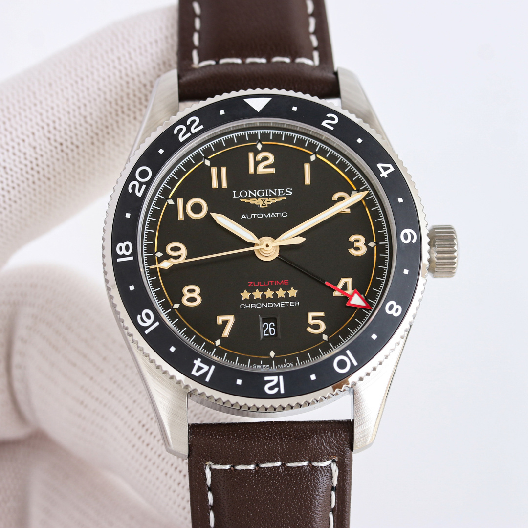 NO:387722,Produced by TW, belt model, gold shell, steel belt 50 TW Factory (new product) Longines LONGINES launches the new Spirit pioneer series ZuIu Time watch!  MK2 1 has a diameter of 42 mm, matte literals, matte ceramic ring port, the same as the official website!  2 The bezel is decorated with gold, black, green and blue ceramic inserts, marked with 24-hour scale and Super-LumiNova fluorescent inverted triangles, indicating the time information of the second time zone. 3 The disc is also decorated with flying wing hourglass patterns and five star reliefs. There is a date window at 6 o'clock. 4 The sapphire crystal mirror is slightly arc-shaped, and both sides are anti-glare coating, and the two-way rotation is precise and smooth. The watch is equipped with a screw-in crown that is easy to grasp and adjust, and the sealed back is fixed by 6 screws, which has excellent waterproof performance. 5 Stainless steel bracelet or brown/yellow/blue Italian calfskin, paired with a safety clasp, is exquisite, comfortable and sturdy.  6 is paired with the 2836 movement to original genuine L844.4 automatic winding movement, which can provide up to 48 hours of power reserve and is certified by the Swiss official Observatory (COSO). Welcome to taste it!  The best luxury recommendation for gifts, please identify TW exclusive quality, longines, cowhide19860909TW 出品 皮带款 金壳 钢带50 TW Factory（新品）浪琴 LONGINES 推出全新Spirit 先行者系列 ZuIu Time腕表！MK2 1直径42毫米,磨砂字面、磨砂陶瓷圈口,跟官网一样！ 2表圈饰有金色、黑色、绿色和蓝色陶瓷嵌件,标注24小时刻度和Super-LumiNova荧光倒三角,指示第二时区的时间信息. 3盘面还装饰飞翼沙漏图案和五颗星星浮雕.并于6时位置设有日期视窗 4蓝宝石水晶镜面略呈弧拱形,内外两面均经防眩涂层外理,双向旋转精密顺滑.该腕表配备易于抓握调校的旋入式表冠,而密封表背由6颗螺丝固定,具有米优良防水性能. 5精钢表链或棕色/黄色/蓝色意大利小牛皮,搭配安全表扣,精良,舒适而坚固. 6搭配2836机芯改原装正品L844.4自动上弦机芯,能够提供长达48小时动力储存,并且瑞士官方天文台（COSO)精密时计认证. 欢迎各位表友品鉴！送礼最佳奢华推荐请认准TW独家品质,,longines,cowhide,Watch