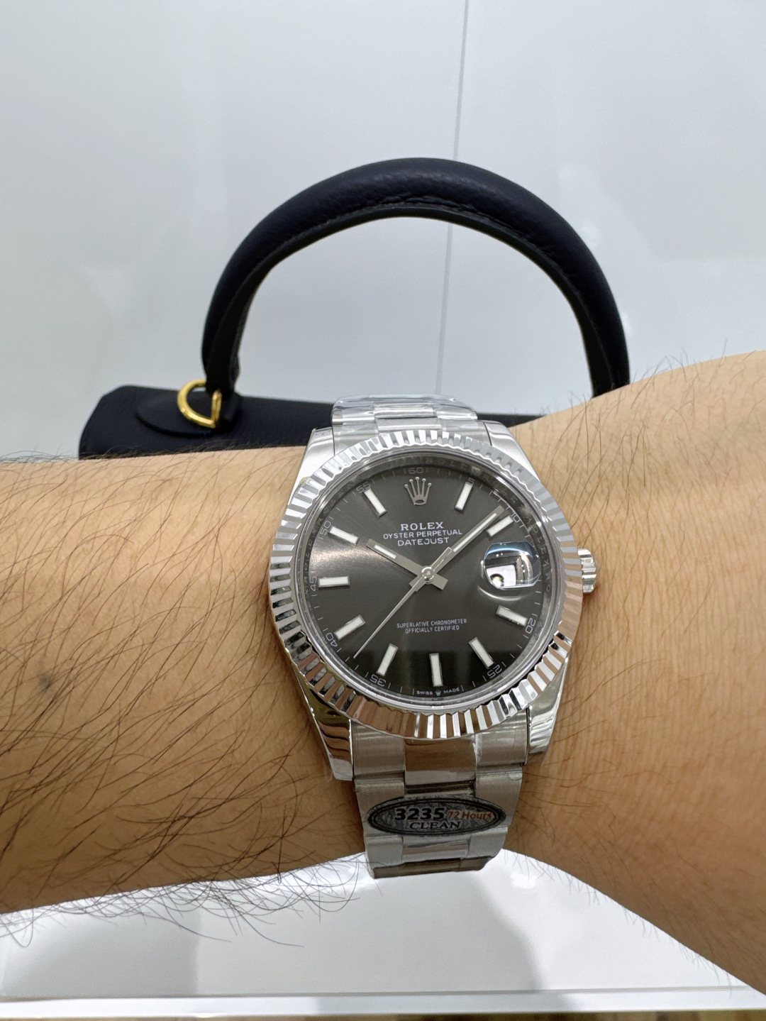 NO:393711,SJ, white shell, gold, white clean factory/C factory, strong attack, Rolex ROLEX 41mm log series LD 1: Synchronous original equipped with 3235 all-in-one machine 2: The overall material is made of 904 steel, matched with AR factory steel belt (fine polishing and fine grinding) 3: The strongest literal, black surface is as dark as ink, deep and steady, white surface is as bright as the moon, lasting classic, blue surface is crystal clear and fashionable. 4: Calendar font pairing. 5: The only way to achieve pointer luminescence/word nail luminescence to achieve the same color because they are all third-party factories processed + self-purchased Swiss c1+c3 luminescence powder 6: Premium electroplated platinum ring mouth, sparkling. 7 watch mirror is made of sapphire crystal glass. S1 exquisitely recommended men's mechanical watch, Rolex19860909SJ出品 白壳 金 不漏白  clean厂/C厂 强悍来袭 劳力士 ROLEX 41mm 日志型系列 LD 1:同步原装搭载3235一体机 2:材质方面整体采用了904钢制,搭配AR厂钢带（精抛细磨） 3: 最强字面,黑面漆黑如墨,深邃稳重,白面皎洁如月,持久经典,蓝面晶莹透亮,时尚高贵. 4:日历字体对版. 5:唯一做到指针夜光/字钉夜光 做到同色 因为都是第三方工厂加工+自购瑞士 c1+c3夜光粉 6:尊贵电镀铂金圈口,闪闪发光. 7表镜面采用蓝宝石水晶玻璃.S1精致推荐男士机械腕表,,rolex,Watch