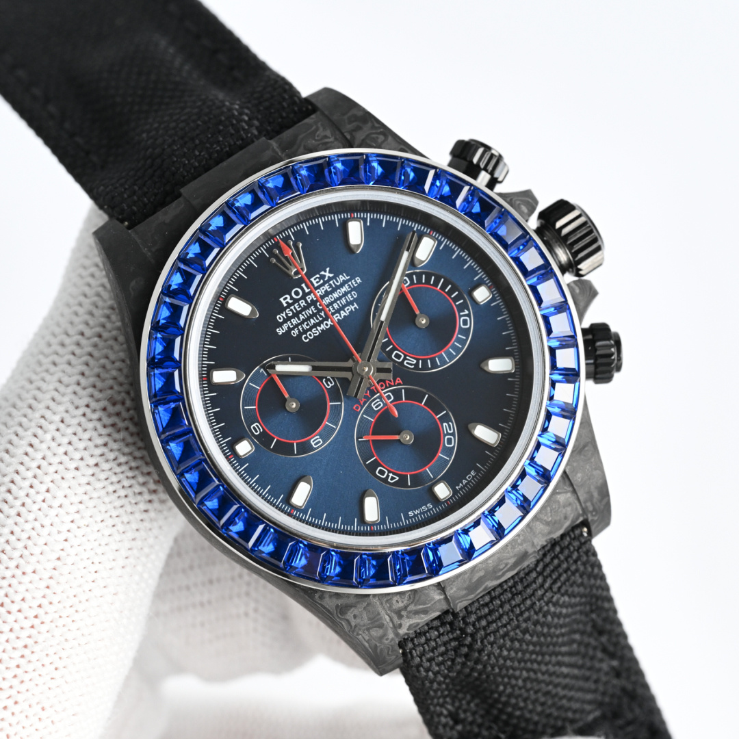 NO:821851,Produced by HEH Carbon fiber ring (meteorite surface) Blue diamond ring White moissanite ring Emerald 3700 HEH Factory Carbon fiber Diw modified customized version Rolex ROLEX R74 ①Movement Dandong 4130 movement, hollow 4802 movement. The diameter of the watch is 40MM, which is the same size as an ordinary Daytona. The whole watch weighs about 50 grams.  ③The entire watch case is made of imported composite carbon fiber material. The carbon fiber material is a new type of material with timeless black, white, and yellow colors. The overall texture is very elegant and luxurious. Carbon fiber is soft on the outside and rigid on the inside. It is lighter than metal aluminum, stronger than steel, and has corrosion resistance. The texture of the case is changeable, and each carbon fiber watch will show different textures due to different cutting methods, making it a unique existence.  ④The strap is designed with Velcro, the front is made of imported nylon, the back is made of cowhide, and the buckle material is also carbon fiber. Luxurious and exquisite, we recommend men’s multi-functional mechanical watches. For the best luxury gifts, please look for HEH’s exclusive quality, rolex, cowhide19860909HEH 出品 碳纤维圈口（陨石面） 蓝钻圈  白莫桑钻圈 祖母绿 3700 HEH Factory 碳纤维Diw改装定制版 劳力士 ROLEX R74 ①机芯丹东4130机芯,镂空4802机芯 腕表直径为40MM,和普通的迪通拿尺寸都一样.整表重约50克, ③表壳整体采用进口复合碳纤维材质,碳钎维材质是一种新型材料,颜色为永不过时的黑色和白色,黄色,整体的纹路十分典雅、奢华.碳纤维外柔内刚,质量比金属铝轻,强度却高于钢铁,并且具有耐腐蚀.表壳纹理多变,并且每一枚碳纤维腕表会因切割方式有别而展现出不同的纹路,成为独一无二的存在. ④表带是魔术贴的设计,正面进口尼龙材质,背面牛皮材质,表扣材质同样为碳纤维. 奢华精致推荐男士多功能机械腕表 送礼最佳奢华推荐请认准HEH独家品质,,rolex,cowhide,Watch