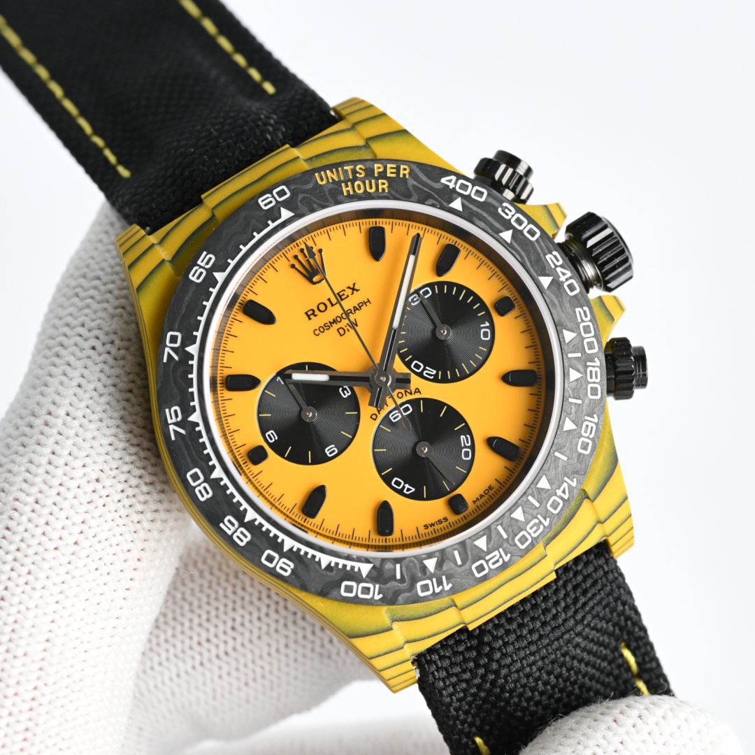 NO:821830,HEH produced carbon fiber ring (meteorite surface) Dandong 600 HEH Factory carbon fiber Diw modified customized version of Rolex ROLEX R74 ①Movement Dandong movement, hollow 4802 movement. The diameter of the watch is 40MM, which is the same size as the ordinary Daytona. The whole watch weighs about 50 grams.  ③The entire watch case is made of imported composite carbon fiber material. The carbon fiber material is a new type of material with timeless black, white, and yellow colors. The overall texture is very elegant and luxurious. Carbon fiber is soft on the outside and rigid on the inside. It is lighter than metal aluminum, stronger than steel, and has corrosion resistance. The texture of the case is changeable, and each carbon fiber watch will show different textures due to different cutting methods, making it a unique existence.  ④The strap is designed with Velcro, the front is made of imported nylon, the back is made of cowhide, and the buckle material is also carbon fiber. Luxurious and exquisite, we recommend men’s multi-functional mechanical watches. For the best luxury gifts, please look for HEH’s exclusive quality, rolex, cowhide19860909HEH 出品 碳纤维圈口（陨石面） 丹东600 HEH Factory 碳纤维Diw改装定制版 劳力士 ROLEX R74 ①机芯丹东机芯,镂空4802机芯 腕表直径为40MM,和普通的迪通拿尺寸都一样.整表重约50克, ③表壳整体采用进口复合碳纤维材质,碳钎维材质是一种新型材料,颜色为永不过时的黑色和白色,黄色,整体的纹路十分典雅、奢华.碳纤维外柔内刚,质量比金属铝轻,强度却高于钢铁,并且具有耐腐蚀.表壳纹理多变,并且每一枚碳纤维腕表会因切割方式有别而展现出不同的纹路,成为独一无二的存在. ④表带是魔术贴的设计,正面进口尼龙材质,背面牛皮材质,表扣材质同样为碳纤维. 奢华精致推荐男士多功能机械腕表 送礼最佳奢华推荐请认准HEH独家品质,,rolex,cowhide,Watch