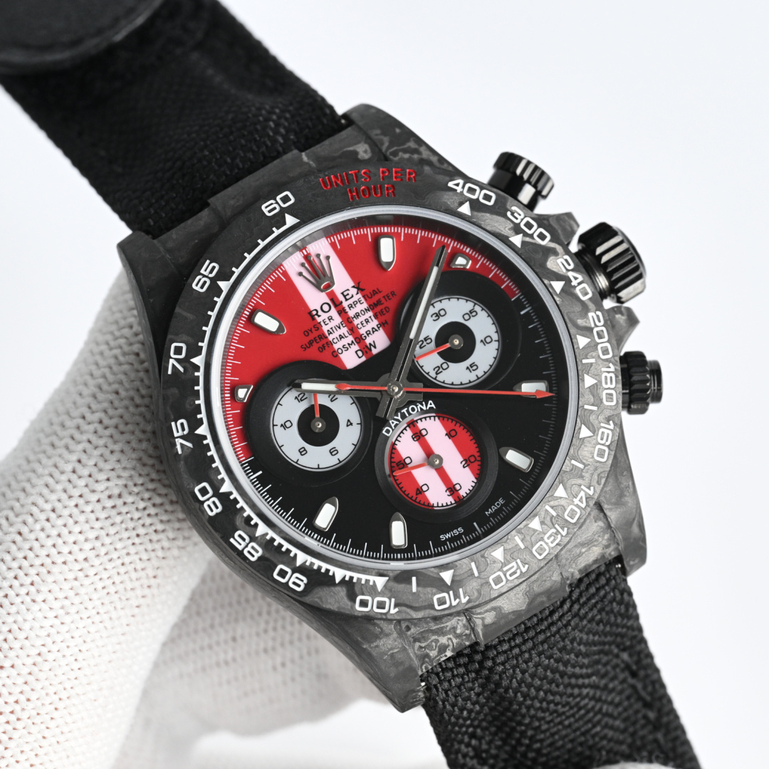 NO:336540,HEH carbon fiber Diw modified custom version Rolex ROLEX ① movement Dandong movement, hollow 4802 movement The diameter of the watch is 40mm, the same size as the ordinary Ditoner. The whole watch weighs about 50 grams, ③ The overall case is made of imported composite carbon fiber material, and the carbon fiber is a new material, with a color that is never outdated, black and white, yellow, and the overall pattern is very elegant and luxurious. The carbon fiber is soft on the outside and hard on the inside, the mass is lighter than metal aluminum, but the strength is higher than steel, and it is corrosion-resistant. The case texture is varied, and each carbon fiber watch will show different patterns due to different cutting methods, becoming a unique existence. ④ The strap is a Velcro design, imported nylon material on the front, cowhide material on the back, and the buckle material is also carbon fiber. Multifunctional mechanical watch,,,rolex,cowhide19860909HEH 碳纤维Diw改装定制版  劳力士 ROLEX ①机芯丹东机芯,镂空4802机芯 腕表直径 40mm,和普通的迪通拿尺寸都一样.整表重约50克, ③表壳整体采用进口复合碳纤维材质,碳钎维材质是一种新型材料,颜色为永不过时的黑色和白色,黄色, 整体的纹路十分典雅、奢华.碳纤维外柔内刚,质量比金属铝轻,强度却高于钢铁,并且具有耐腐蚀.表壳纹理多变,并且每一枚碳纤维腕表会因切割方式有别而展现出不同的纹路,成为独一无二的存在. ④表带是魔术贴的设计,正面进口尼龙材质,背面牛皮材质,表扣材质同样为碳纤维. 多功能机械腕表,,,rolex,cowhide,Watch