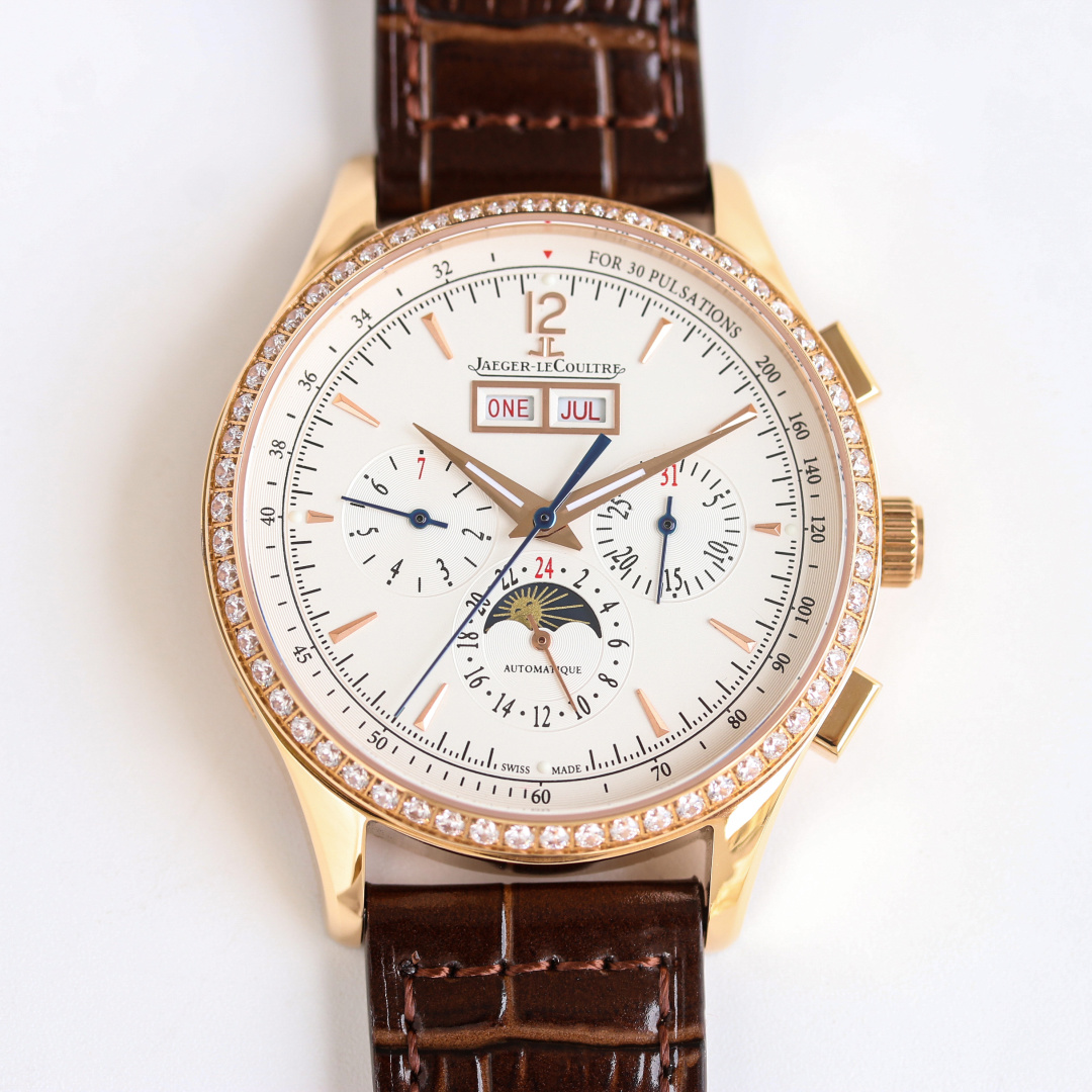 NO:388249,Produced by TW White diamond shell Gold diamond shell Steel belt TW Factory JAEGER-LECOULTRE - Jaeger-LeCoultre JL Beichen series watch R55 is here with elegance~!  [Excellent details] In order to pursue the authentic and gentle effect, the watchmaker grinds carefully and produces fine work. The authentic mold is opened, and the 1:1 reproduction is perfectly consistent with the authentic one. It is made of 316L stainless steel and is made of top CNC craftsmanship, which is exactly the same as the original craftsmanship, making its overall literal texture better. The watch size is 42mmX11.00mm, the custom movement model is 761, and the waterproof depth is 50m dial team breaks through the multi-layer technical bottleneck, strives for perfection, strives for perfection, and restores the sun radial pattern 1:1. The strap is made of top 904L stainless steel, and the original steel folding buckle further shows the luxurious temperament of this watch. It is suitable for all business occasions, simple, refined and elegant!  The best luxury recommendation for gifts, please be sure of TW exclusive quality, jaeger-lecoultre19860909TW 出品 白钻壳 金钻壳 钢带 TW Factory JAEGER-LECOULTRE——积家 JL 北宸系列腕表 R55 儒雅而至~！【精彩细节】 表壳打磨为了追求正品温润如玉的效果,制表师精磨细造,慢工出细活. 正品开模,1:1复刻完美与正品一致,采用316L精钢材质打造和CNC顶级工艺打磨,与原装工艺效果如出一辙,使其整体字面质感更佳.腕表尺寸42mmX11.00mm 机芯型号订制机芯改761,防水深度50m表盘团队突破多层技术瓶颈,力求完美,对12个刻度细节精益求精,1:1还原太阳放射状饰纹. 表带采用顶级904L精钢所制,原装精钢折叠扣更显示这块腕表的豪华气质.适合各种商务场合,简敛精致不失优雅！送礼最佳奢华推荐请认准TW独家品质,,jaeger-lecoultre,Watch