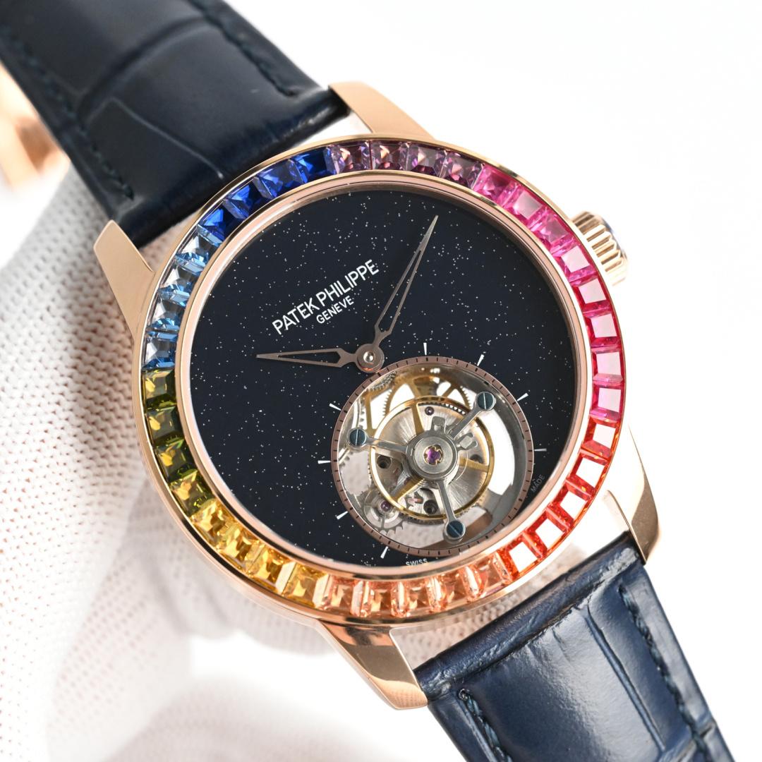 NO:389020,TW Produced by T Diamond TW Factory New Products of Taiwan Factory Watches and Miracles Patek Philippe PP Tourbillon KF1  The entry-level 42MM tourbillon watch was launched. The simple and low-key design and focus on exquisite details make it worthy of taste from every angle. In terms of appearance, this series of iconic designs is the 'Paris stud pattern' of the bezel. It is an inspiration from architecture and imitating the 'diamond tip decoration. Under the hands of the watchmaker, this interlaced grid pattern technique makes the simplicity become body, shiny, and artistic, making people irresistible to resist its low-key and connotation beauty. With the elegant and refined dial design, it has become one of Patek Philippe's most classic styles. Perhaps, in today's era of speed and passion, minimalism carries our ultimate dream. Please refer to the best luxury recommendation for gifts, patek philippe19860909TW 出品 T钻  TW Factory 台湾厂新品 钟表与奇迹 百达翡丽 PP 陀飞轮 KF1 推出了入门款42MM陀飞轮腕表,简约低调的设计、专注精致的细节令它从每个角度都成为值得品味.在外观上,这一系列的标志性设计是表圈的“巴黎饰钉图案”,它是一种灵感来缘于建筑学、仿若“钻石尖端的装饰.在制表大师的妙手之下,这种交错格状饰纹技巧,使简约变成立体、闪亮、颇具艺术感,让人无法抗拒它低调、内涵的美.再配以清雅脱俗表盘设计,成为百达翡丽最经典的风格之一.或许,在如今这个需要速度与激情的时代,简约主义承载着我们的终极梦想.送礼最佳奢华推荐请认准TW独家品质,,patek philippe,Watch