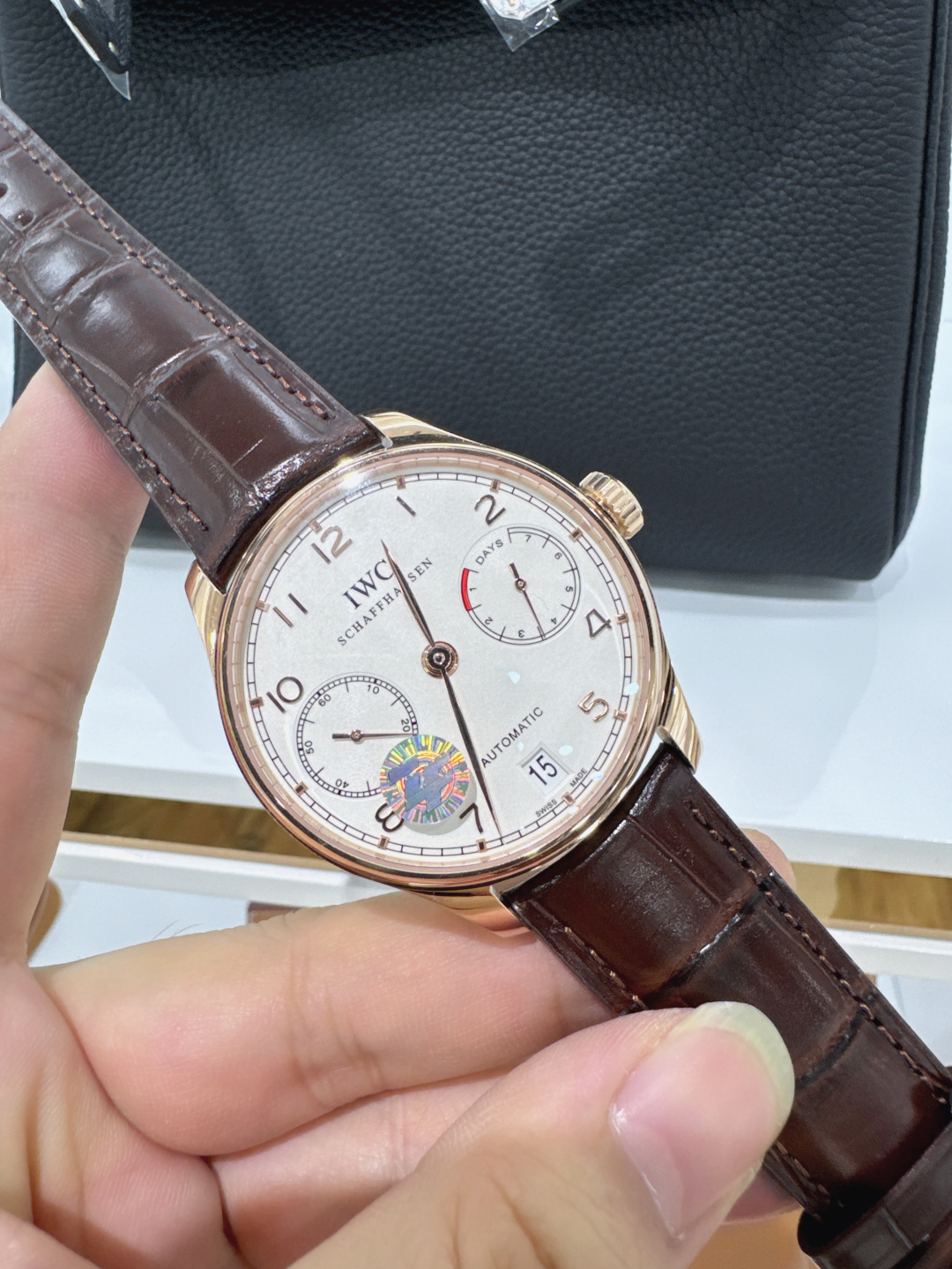 NO:394159,Produced by SJ Deck Without Deck Gold 50 ZF IWC Portugal Series 7-day Kinetic Energy Mechanical Watch  Model IW500713.IWC Portuguese series was born in the 1930s. The design is a model. It is not only eye-catching in size, but also decorated with simple Arabic numerals hour markers, slender willow-shaped hands and track-type minute circles. The original dial, its clear layout and simple style are still guided by fashion and difficult to overcome. The exquisite back is transparent, and the movement is visible at a glance. The 9-character second hand, the second hand is attached to the stop device. The dial is simple and open, and the 3-character 7-day mechanical kinetic energy display is displayed. It is equipped with Hangzhou 2c10 movement, and the time is stable.  Accurate, fully automatic winding system, 7-day power reserve, the movement has been proven historically, stable and reliable. From the perspective of stable and accurate walking, it instantly kills other domestic kinetic mechanical movements, with diameter 42.3mm, thickness 14.1mm, original size, lightweight formal wear, elegant temperament, double-sided head-layer calfskin strap, 316 stainless steel, 3bar waterproof performance, dedicated to creating a boutique watch that is cheap, cost-effective, and good quality, suitable for the public to wear. Three masters exquisitely recommend men's multi-function mechanical watch  SJ carefully creates super real-life pictures for you, iwc, cowhide19860909SJ出品 甲板无甲板 金50 ZF IWC万国 葡萄牙系列7天动能机械腕表 型号IW500713.IWC葡萄牙系列诞生于20世纪30年代,设计堪称典范,不仅尺寸醒目,更饰有简约的阿拉伯数字时标,纤细的柳叶形指针以及轨道式分钟圈,原创表盘以及其明晰的布局与简约的风格仍然指引时尚,难以逾越.精美背透,机芯一览无余,9字位秒针,秒针附掣停装置,表盘简约开阔,3字位7天机械动能显示,搭载杭州2c10机芯,走时稳定精准,全自动上链系统,7天动力储备,机芯经过历史证明,稳定可靠,单从走时稳定精准来说,秒杀其他国产动能机械机芯,直径42.3mm,厚度14.1mm,原装尺寸,轻便正装,儒雅气质,双面头层小牛皮表带,316精钢打造,3bar防水性能,一心只为倾情打造物优价廉,性价比高,品质好,适合大众佩戴的精品腕表.三杰精致推荐男士多功能机械腕表 SJ为你精心打造超真实实物图拍摄,,iwc,cowhide,Watch