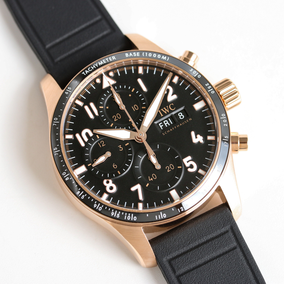 NO:389533,Produced by TW White Shell Black Rose Shell TW Factory IWC BJ4 Pilot Series!  The latest version of the original model is opened in the market, and the excellence is kept. ① The watch uses a new model opened in 316 stainless steel, with a size of 41mm and a bandwidth of 20MM. ② In addition to having an extremely eye-catching speed measurement ceramic ring port, these two flying meters have high performance. In order to further strengthen their dynamic racing genes, not only the scale and Arabic numeral hour markers have changed from the printing form of conventional flying meters to the same inlay as the Dafei G63, but all the time markers, pointer frames and dials use bright black decorations that perfectly echo the shiny speed measurement ring. The addition of bright black is very obvious to make the high performance of the flying meters look more refined and advanced. In addition, the three small dials not only divide the digital area and scale, but the scale rings on the outer side also specifically increase the slope, creating a sinking feeling, thus further enhancing the exquisiteness and layering of the entire watch. ③ The movement uses Asia's bottom to replicate Wanguo's 69385 automatic winding!  The movement. The panel is polished finely and has a full three-dimensional feeling!  The case is polished by Swiss technology and then hand-drawn sand, which is full of texture. The screw-in ceramic crown and double-sided anti-reflective convex sapphire glass mirror are very thorough and can withstand sudden drops of air pressure. ④ The dial design continues the pilot's classic cockpit instrument style. The dial color has been compared and adjusted hundreds of times with the authentic ones, and it is infinitely close to the authentic ones. ⑤ The strap uses the original Frug rubber strap and the Wanguo Quick Change System (EasX-CHANGE), allowing you to change the strap without tools (steel belt and tape are switched freely). The steel strap can be removed manually!  After spending huge amounts of money to dismantle the original, its structure and details are copied one by one. It ensures the restoration of the watch. ⑥ Restore the official dial one-to-one, using super luminous technology. For the best luxury recommendation for gifts, please be sure of TW's exclusive quality, chanel, iwc19860909TW 出品 白壳 黑 玫壳 TW Factory 万国 IWC BJ4 飞行员系列！ 市场最新版本原版开模,精益求精. ①腕表采用316精钢全新开模,尺寸为41mm表带宽度为20MM. ②除了拥有极为醒目的测速陶瓷圈口,这两款飞计高性能为了进一步强化其动感的赛车基因,不仅刻度与阿拉伯数字时标由常规飞计的印刷形式,变为了和大飞G63相同的镶嵌式,并且所有时标、指针的边框和表盘都采用了与闪亮测速圈完美呼应的亮黑色装饰,亮黑色的加入非常明显的让飞计高性能看起来更加的精致和高级,另外,三个小表盘不仅将数字区域和刻度进行了分区,外围的刻度环还特别增加了坡度,营造出了下沉的感觉,从而进一步增强了整表的精致度和层次感 ③机芯采用Asia透底复刻万国的69385自动上链！ 机芯.面板打磨精细,立体感十足！表壳采用瑞士工艺打磨之后再手工拉沙,质感十足.旋入式的陶瓷表冠,双面防反光凸状蓝宝石玻璃表镜,非常透彻,可抵受骤降气压. ④表盘设计延续飞行员经典的驾驶舱仪表盘风格,表盘颜色经过上百次与正品对比调教,已经无限接近正品. ⑤表带采用原版弗橡胶表带搭配万国快速更换系统（EasX-CHANGE), 让你无需工具徒手即可更换表带（钢带和胶带自由切换）钢带都是手动可以快拆的！斥巨资拆解原装后其结构以及细节逐一复制.极高的保证了腕表的还原度. ⑥一比一还原官方表盘,采用超级夜光工艺技术. 送礼最佳奢华推荐请认准TW独家品质,,chanel,iwc,Watch