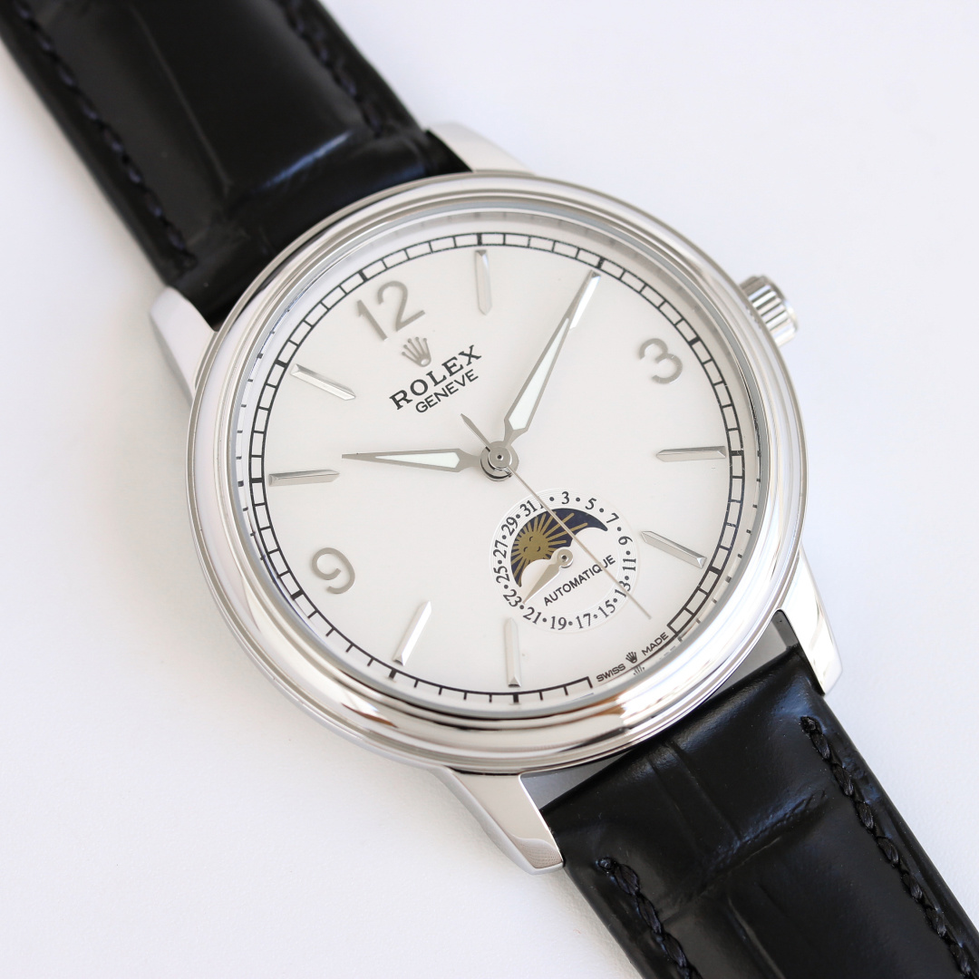 NO:394158,Produced by SJ, White Shell, Gold Shell, TW Rolex ROLEX JR1, Celini Moon Phase Series. Men's watch is simple and atmospheric. [Victory] is equipped with precise Swiss ETA2824-2 movement (6-character real calendar and 24-hour sun, moon and star function) 40mm diameter, 316 stainless steel case, wear-resistant and scratch-resistant sapphire glass, original quality pin buckle, super waterproof function, paired with Italian cowhide to make the wrist fit and comfortable!  Rolex produced by TW factory fully reflects the purest tradition of the high-end watchmaking industry!  Suitable for all kinds of business occasions, simple, refined and elegant!  S1 exquisitely recommended men's mechanical watch, Rolex, cowhide19860909SJ出品 白壳 金壳 TW 劳力士 ROLEX JR1 切利尼月相系列.男士腕表简单不失大气[胜利]搭载精准瑞士ETA2824-2机芯（6字位真日历与24小时日月星辰功能）40mm表径,316精钢表壳, 耐磨抗刮蓝宝石玻璃,原装品质针扣,具备超强防水功能,搭配意大利牛皮让手腕更贴合舒适！TW工厂出品的劳力士充分体现了高级制表业最纯粹的传统！适合各种商务场合,简敛精致不失优雅！S1精致推荐男士机械腕表,,rolex,cowhide,Watch