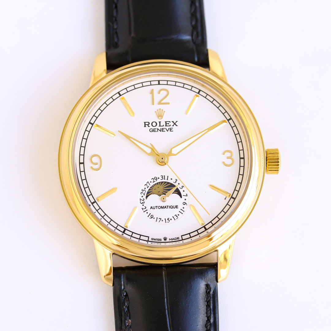 NO:336790,Gold TW Rolex ROLEX Celini Moon Phase Series. Men's watch is simple and atmospheric [Victory] equipped with precise Swiss ETA2824-2 movement (6-character real calendar and 24-hour sun, moon and star function) 40mm diameter, 316 stainless steel case, wear-resistant and scratch-resistant sapphire glass, original quality pin buckle, super waterproof function, paired with Italian cowhide to make the wrist fit and comfortable!  Rolex produced by TW factory fully reflects the purest traditional mechanical watches in the high-end watchmaking industry.19860909金 TW 劳力士 ROLEX 切利尼月相系列.男士腕表简单不失大气[胜利]搭载精准瑞士ETA2824-2机芯（6字位真日历与24小时日月星辰功能）40mm表径,316精钢表壳,耐磨抗刮蓝宝石玻璃,原装品质针扣,具备超强防水功能,搭配意大利牛皮让手腕更贴合舒适！TW工厂出品的劳力士充分体现了高级制表业最纯粹的传统机械腕表,,,rolex,cowhide,Watch