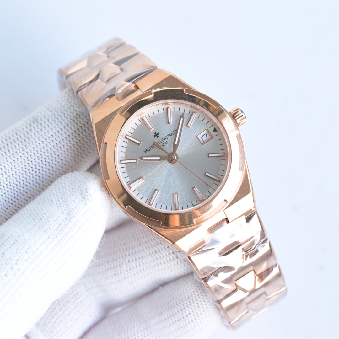 NO:394132,Produced by SJ, White Shell, Gold Shell, Diamond 50 GS VC, Vacheron Constantin R39, the new Overseas, 1225v/1205v Quartz watch, a small-sized watch with a diameter of 33mm, is the first choice for Asian girls with slender wrists. The watch has 78 round-cut Swarovski rhinestones, which is dazzling. Sapphire crystal glass is never scratched. In the current small-sized watch market, the exquisite and flexible Longse Sihai series watches not only have unique elegance, but also show the distinctive watchmaking connotation of the brand under the Malta cross elements. The dial is processed by the sunburst satin brushing process, with a velvety smooth minute scale circle, and the 18k gold hour markers are all white luminous coating  The movement uses imported Swiss imported ETA quartz movement, with accurate and stable movement time of 0 errors. The strap is synchronized with the original 'replaceable strap system'. You only need to tilt a small scratch rod between the strap and the lug to replace the steel belt and belt strap. The independent mold opening half-marathon other cross three-piece folding buckle. S1 exquisitely recommended women's mechanical watch, versace, vacheron19860909SJ出品 白壳 金壳 钻50 GS VC 江诗丹顿 R39 全新Overseas 纵横四海系列 型号1225v/1205v 石英腕表 表径33mm的小尺寸腕表,是手腕纤细的亚洲女生首选,腕表有着78颗圆形切割施华洛水钻,璀璨夺目.蓝宝石水晶玻璃更是永不刮花 在当下小尺寸流行的钟表市场内,精巧灵动的纵横四海系列腕表不仅独具优雅风范, 还在马耳他十字元素下展现品牌特色鲜明的制表内涵.表盘经旭日纹缎面拉丝工艺处理 带有天鹅绒般光滑分钟刻度圈 18k金时标均带白色夜光涂层 机芯采用进口瑞士进口ETA石英机芯,走时精准稳定0误差,表带同步原装「可更换表带系统」,只需要拨动表带和表耳之间的一个小划杆就可以拆换钢带及皮带表带,独立开模半马其他十字三片折叠式表扣.S1精致推荐女士机械腕表,,versace,vacheron,Watch