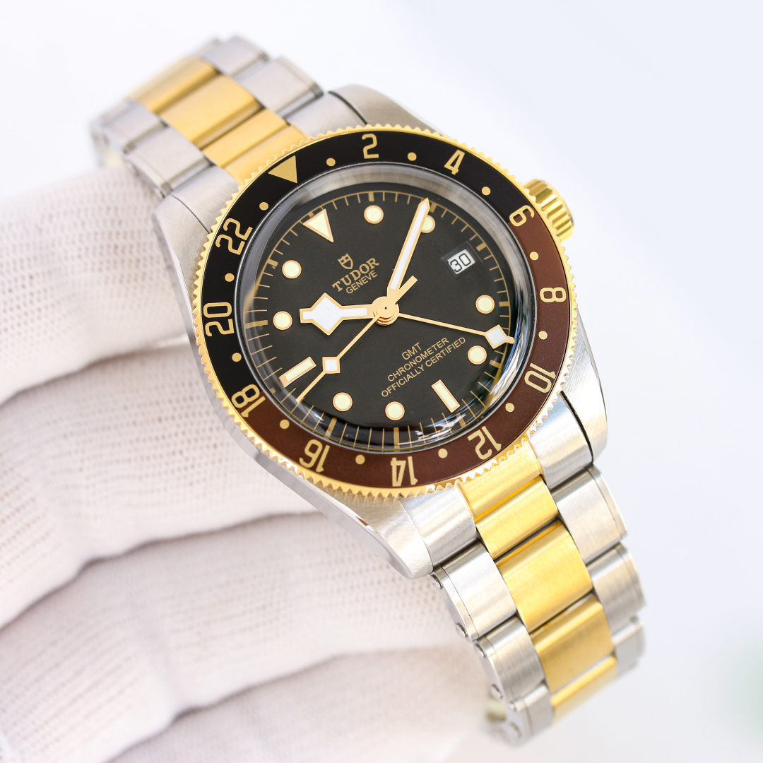 NO:391930,TW Produced by TW White Shell Gold Shell TW Factory V2 upgraded version, Tudor TUDOR R28 Biwan Series Greenwich watch. It combines the classic Greenwich 'Cola Circle' with traditional design, making it a great product for this retro sportswear. 1 Perfectly restores the 41mm diameter matte brushed shell, with the oblique edge polished and polished without scraping hands, ultimately achieving the original tough and smooth lines. The two-way rotatable 'red and blue Cola Circle' is made of anodized aluminum (the material corresponds to the original version)!  2 The mirror is made of sapphire crystal glass, restoring the authentic retro nostalgic pot lid shape. 3 This time, the strap buckle is upgraded, with a micro-pull design, and the original 'rivet' stainless steel strap is synchronized with fine polishing, and uses solid links. The links on both sides are connected by rivet heads, presenting a unique step-shaped structure. The edges of the strap and buckle are round and not sharp, easy to wear, and comfortable to use. 4 Use the Swiss 2836 movement with excellent performance!  Retro is coming, and the best luxury recommendation for gifts is ingenious. Please be sure of TW's exclusive quality.19860909TW 出品 白壳 金壳  TW Factory V2升级版,帝舵 TUDOR R28 碧湾系列 之格林尼治型腕表.以传统设计融合格林尼治“可乐圈”经典,成就此复古运动的腕上佳品. 1完美还原41mm直径的哑光拉丝外壳,斜边经由抛光润饰,不刮手,极致实现原版硬朗流畅的线条.可双向旋转的“红蓝可乐圈”采用阳极氧化铝所制（材质对应原版）！ 2镜面采用蓝宝石水晶玻璃,还原正品复古怀旧的锅盖造型 3此次升级表带表扣,微拉扣设计,同步原装的“铆钉”不锈钢表带,打磨精细,采用实心链节,两侧链节以铆钉头连接,呈现独特的阶梯形结构,表带边缘及表扣圆润不锋利,佩戴便捷,上手舒适 4采用性能卓越瑞士2836机芯！ 复古来袭,匠心演绎送礼最佳奢华推荐请认准TW独家品质,,Watch