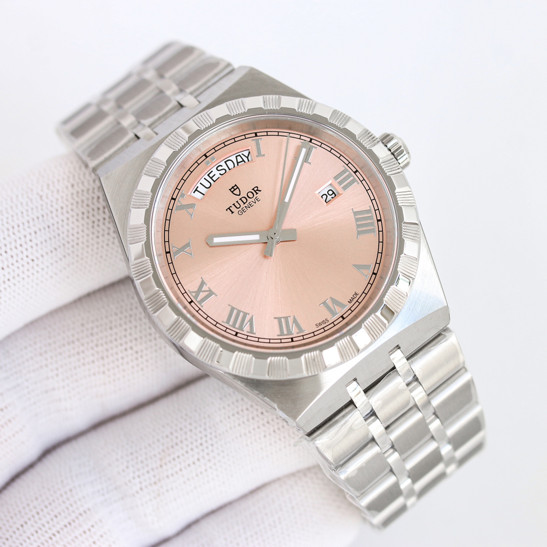 NO:393227,Tudor Tudor Royal Series Tudor Royal Series 41mm watch, the latest style of the year's official website. The watch still maintains the classic style, sturdy, clear, elegant and practical. It is a sports-style watch designed for sports enthusiasts. It is still handsome and extremely comfortable to wear with formal wear. [Authentic mold opening] uses authentic mold opening  , truly achieves an irrecognizable effect, all components are disassembled and carefully compared and cloned until perfect, all components of the watch can be perfectly interchanged with the genuine product, perfectly consistent, presenting the original temperament. [Top Material] 316L stainless steel CNC process is perfectly polished, the watch is 41mm standard size, the bezel has a pit pattern and an outer ring, and the cutting pit pattern and polished finish are separated. The watch mirror uses a sapphire anti-scratch mirror with extreme transparency. The dial is made of special process treatment, sunlight effect, three-dimensional Roman numerals, diamonds, 5-row chain links of the strap, the outer and middle are frosted, the interval link is finely polished, the buckle mold opening has been repeatedly corrected to achieve three-dimensional and polished effects consistent with the original, and in many details, V7 has reached the top standard, and many items can be used as the benchmark [Reliable movement] uses a fully functional synchronized authentic 2834 movement to realize the synchronized instant jump of the week calendar  Accurate and stable [Super Quality Control] All watches have time difference and waterproof and dustproof QC, so that buyers and sellers can worry about it,19860909帝舵 Tudor 皇家系列 帝舵 帝舵皇家系列41mm表经腕表,年度官网最新款式.腕表依然保持了经典风格,坚固、清晰、优雅、实用,是专为运动爱好者设计的运动风腕表,且搭配正装依旧帅气十足,佩戴极度舒适.【正品开模】采用正品开模 ,真正达到难以辨认的效果,所有组件均拆解并仔细比对克隆直至完美,极度乱真整表所有组件均可完美与正品互换,完美保持一致,呈现原装气质.【顶级材料】316L精钢CNC工艺完美打磨,表经为41mm的标准尺寸,表圈抗坑纹外圈,切割坑纹与磨光饰面相间隔.表镜采用蓝宝石防刮镜面极致通透.表盘由特殊的工艺处理、太阳光线效果,立体罗马数字、镶钻,表带5排链节,外侧及中间经磨砂处理,间隔链接精细抛光,表扣开模多次修正Logo达到与原装一致的立体还有打磨效果,在很多细节的把控上V7都已达到顶级标准,且多项可为标杆【靠谱机芯】采用全功能同步正品的2834机芯,实现星期日历同步瞬跳 精准稳定【超级品控】所有腕表时差及防水防尘QC 让买家与卖家都能后顾无忧,,Watch