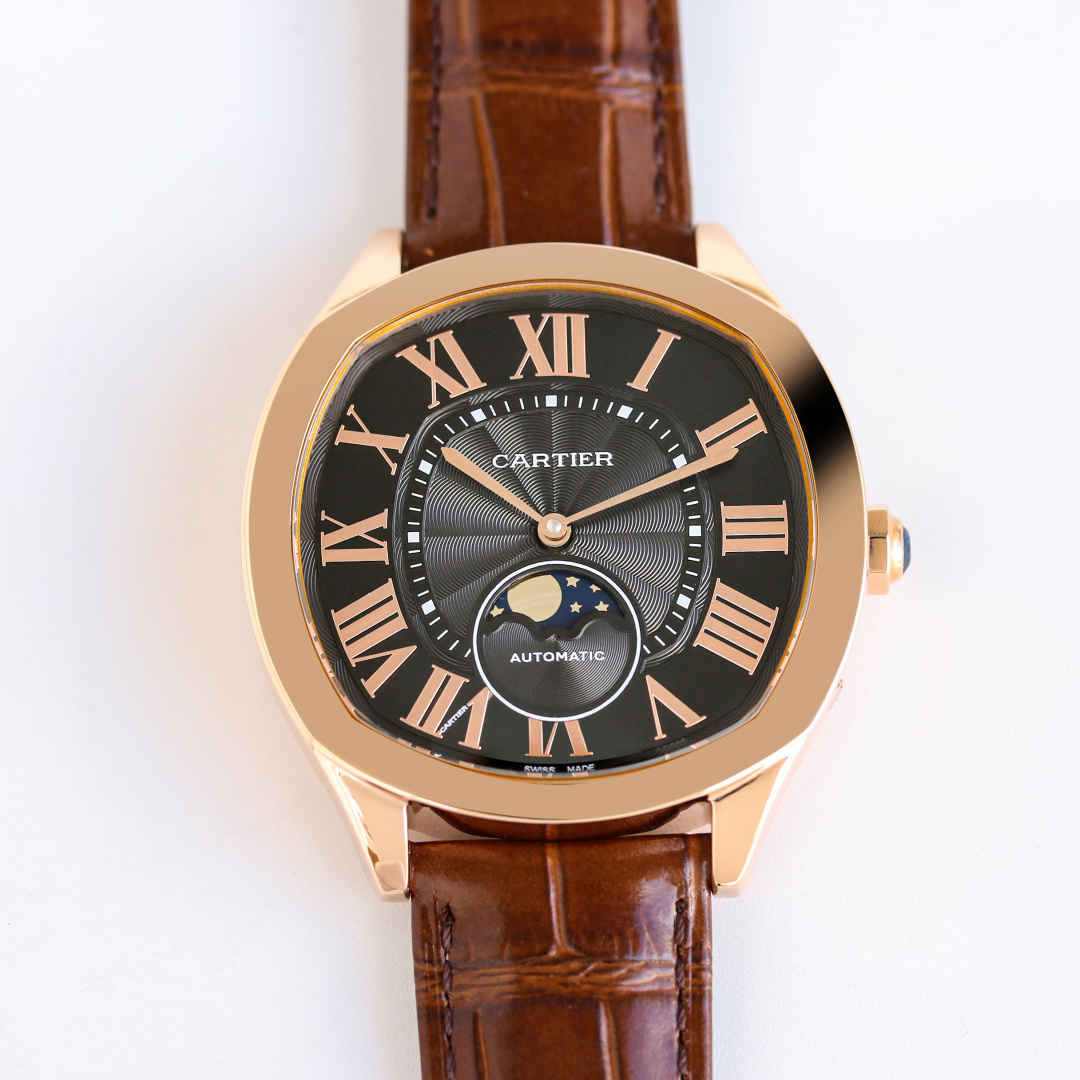 NO:392373,AR Factory CARTIER Drive de Cartier series AF9 watch. It is a classic and solemn pillow-shaped design and neat and elegant line layout, showing the masculine charm of a man. [Case] ​​The watch data is 40mmX41mmX12.5mm, the unique pillow-shaped case is first-class, and the bright and full curved lines of sapphire glass are replicated in place. The excitement is to restore the most closest to the original version for watch friends. [Technical breakthrough] The original Cal.1904-PS MC movement, automatic trolley and large and small plywood are rhodium-plated. The balance wheel position matches the authentic product, and the simulation is close to the counter. [Excellent details] 1. Exclusively purchased the original mold in the market 2. Quenched and baked blue pointer full and three-dimensional  3. The classic button lock pattern of the dial is delicate and coordinated. 4.12 Roman logos are superimposed and printed, with round and neat effects. They are calm and restrained, and exquisite in craftsmanship. They add a unique atmosphere to your wrist. The best luxury recommendations are for AR's exclusive quality, cartier, cartier19860909AR 出品 白壳 进口  AR Factory 卡地亚 CARTIER Drive de Cartier系列 AF9 腕表.以典雅肃穆的枕形设计搭配利落大方的线条布局,尽显男儿阳刚不屈的魅力.【表壳】腕表数据40mmX41mmX12.5mm,独特的枕形表壳做工一流,蓝宝石玻璃明朗饱满的弧形线条复刻到位.精益求精,为广大表友还原最接近原版的体验.【技术突破】原厂Cal.1904-PS MC机芯,自动陀和大小夹板均有做镀铑处理,摆轮的位置与正品吻合,仿真度直逼专柜.【精彩细节】1.市场独家购入原装开模 2.淬火烤蓝指针饱满立体 3.表盘的经典钮锁饰纹细腻协调 4.12只罗马标识采用叠加印刷,效果圆润工整.沉稳内敛,工艺精湛,为您的腕间增添一份别致的气息送礼最佳奢华推荐请认准AR独家品质,,cartier,cartier,Watch